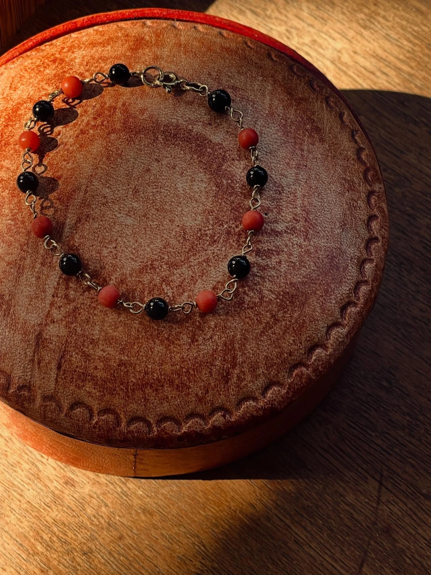 Autumnal vibing hard , 9 carat gold red coral and black onyx sleeper bracelet up with the next batch of vintage finds Monday 🖤❤️🖤❤️