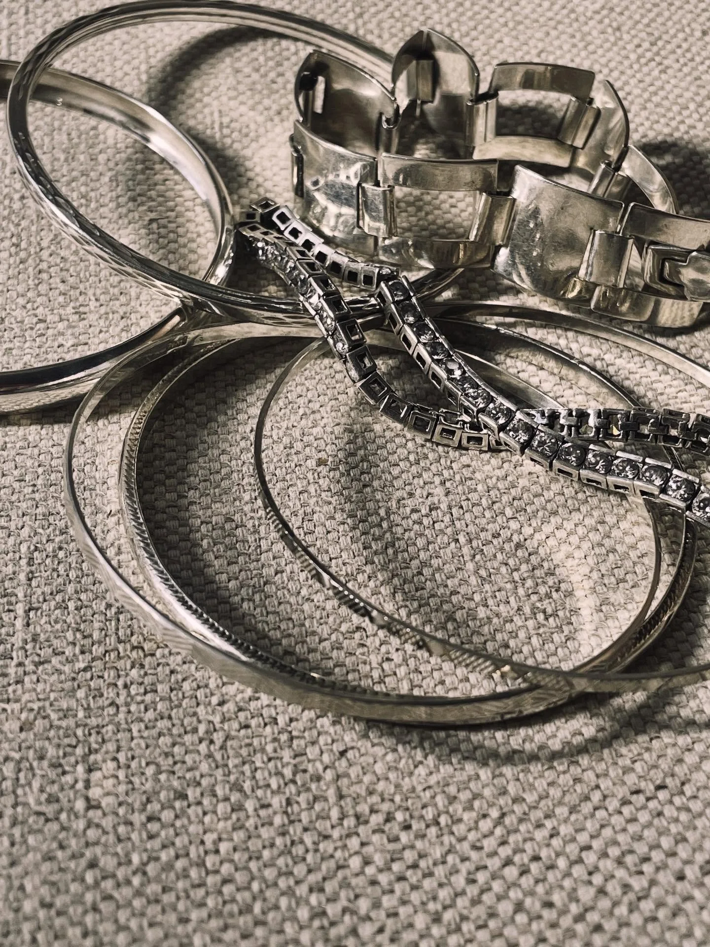 Silver wrist wear for a autumnal lift .. ✨

Available online or dm here.