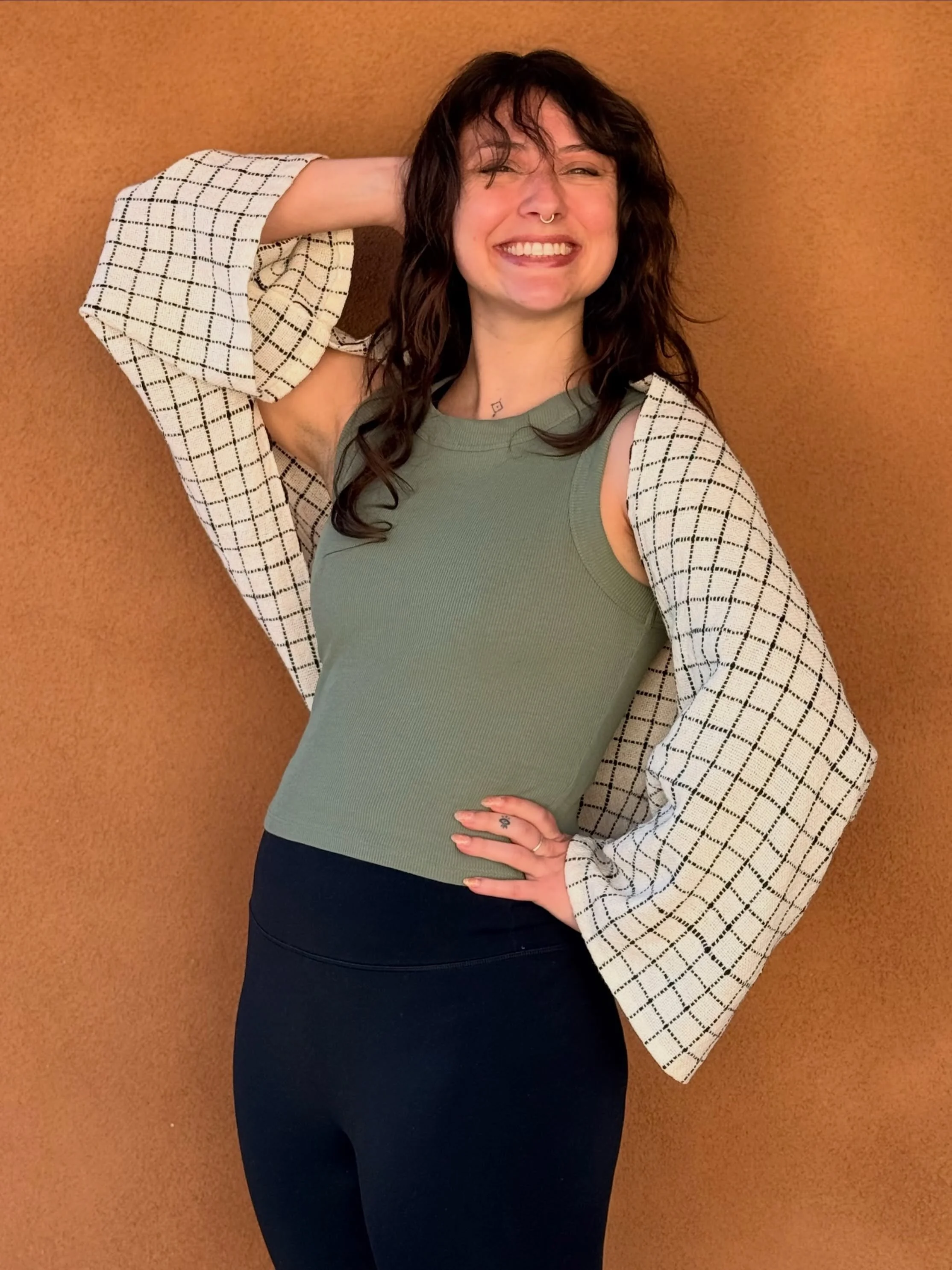 New pattern launch: the Windowpane Shrug 🤷 

A light, gauzy shoulder cover woven from my favorite cotton yarn. Perfect for a European beach trip :)

This weave, cut, and sew project is one of three designs in my Warp to Wear collection, included in 