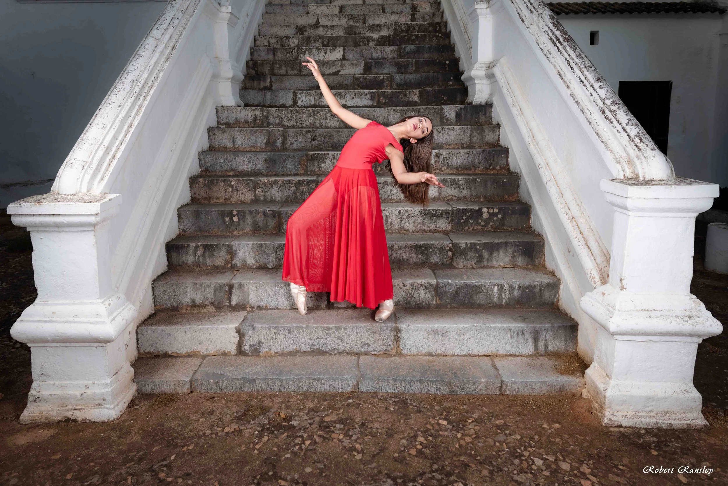 bailarina-vestido-rojo-escaleras-blancas-retrato-artistico-danza-posado-fashion-dance-portrait-robert-ransley.jpg