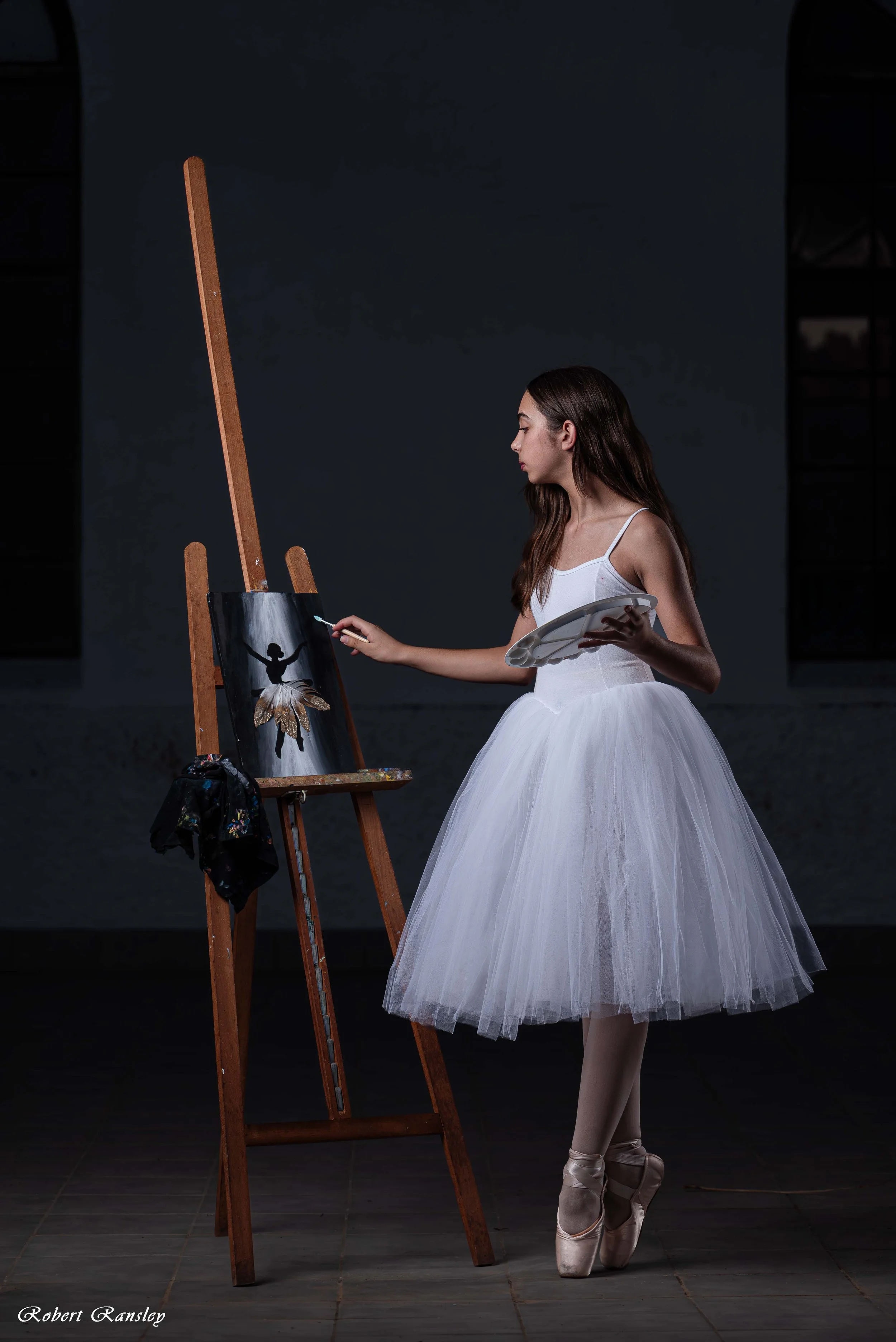 bailarina-joven-pintando-en-caballete-retrato-artistico-danza-iluminacion-dramatica-creative-portrait-robert-ransley.jpg