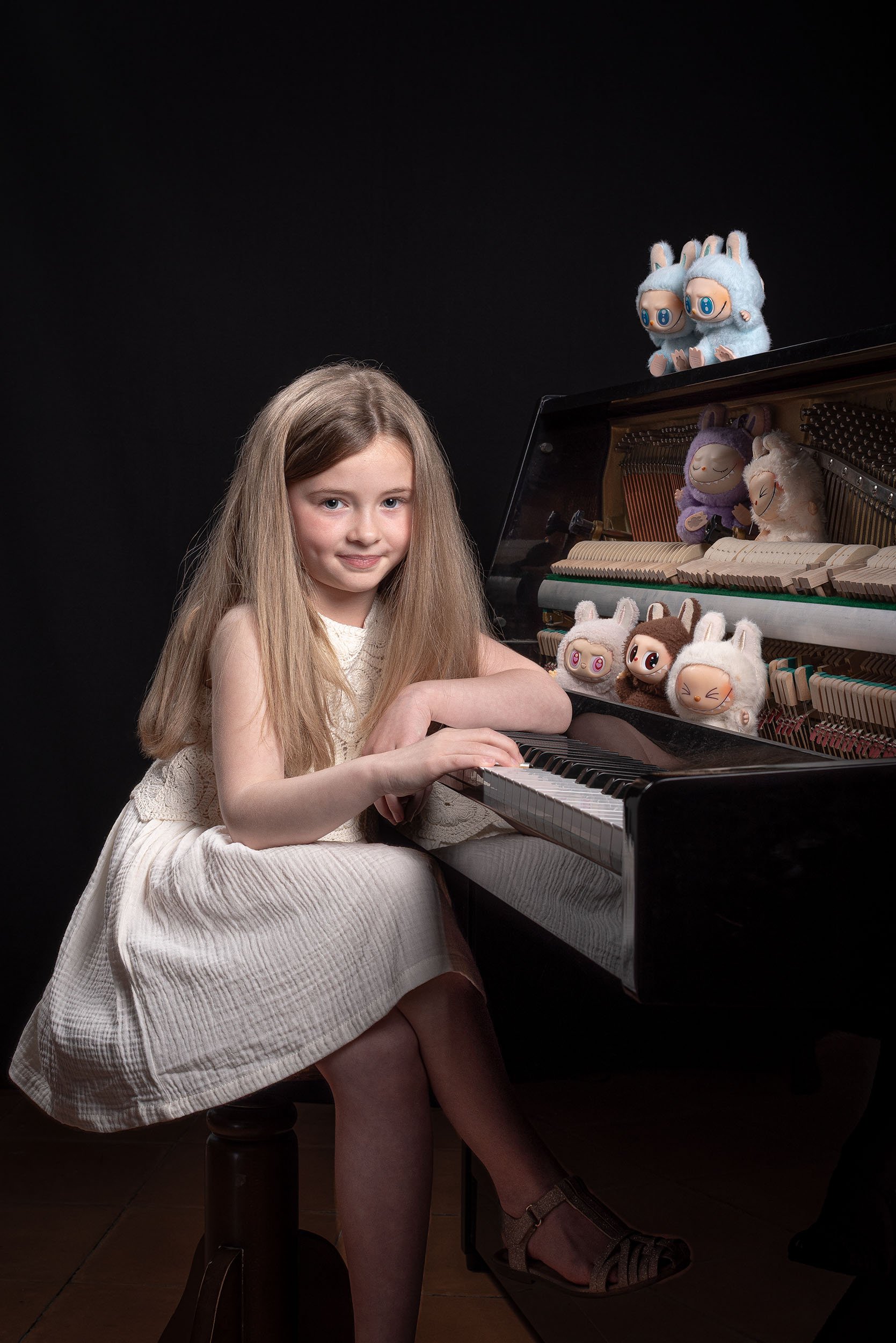 01-storytelling-portrait-child-at-piano-with-toys.jpg.jpg