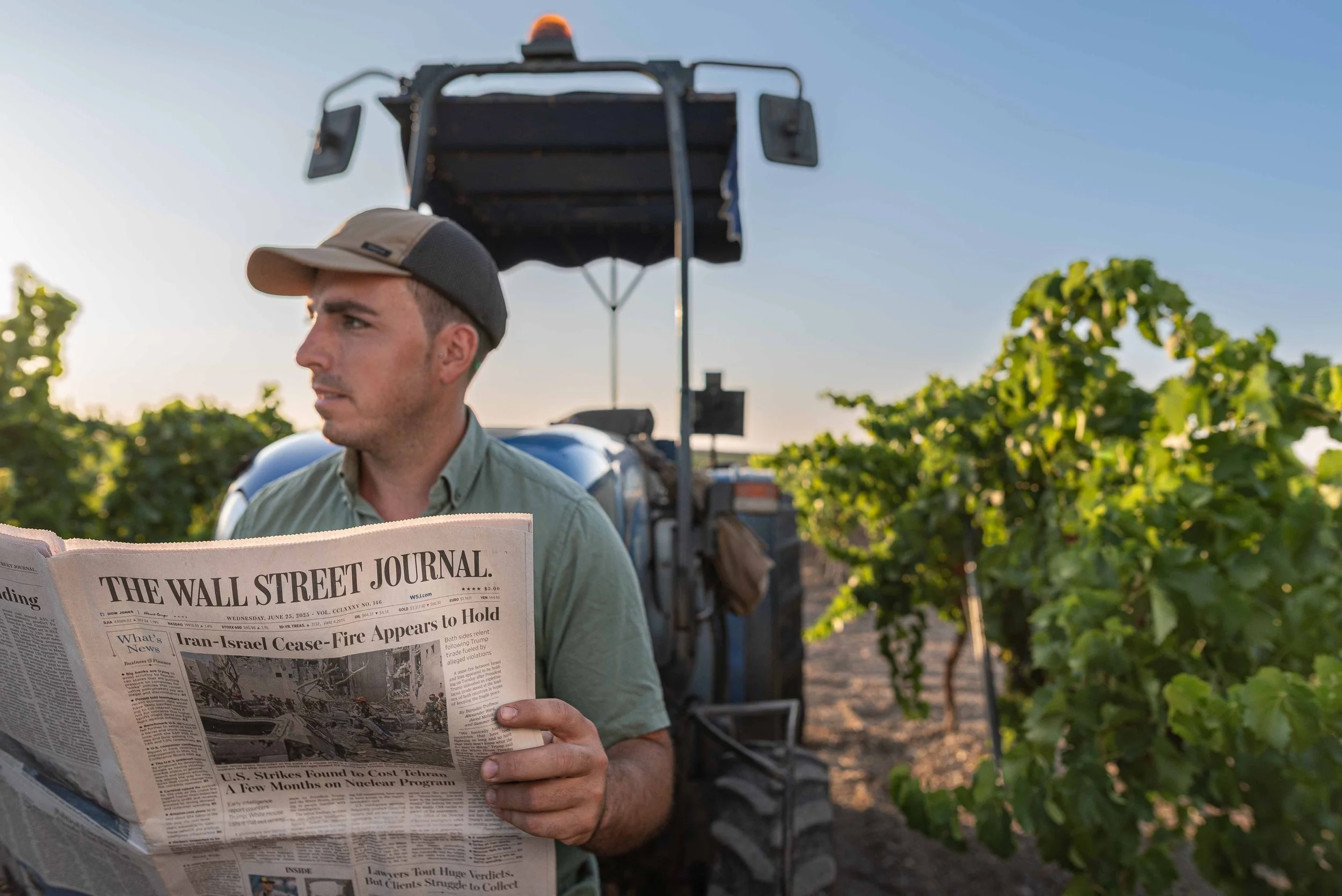 03-viticultor joven, vendimia Extremadura, retrato agrícola editorial, fotografía en viñedo, tractor campo, lifestyle rural profesional.jpg
