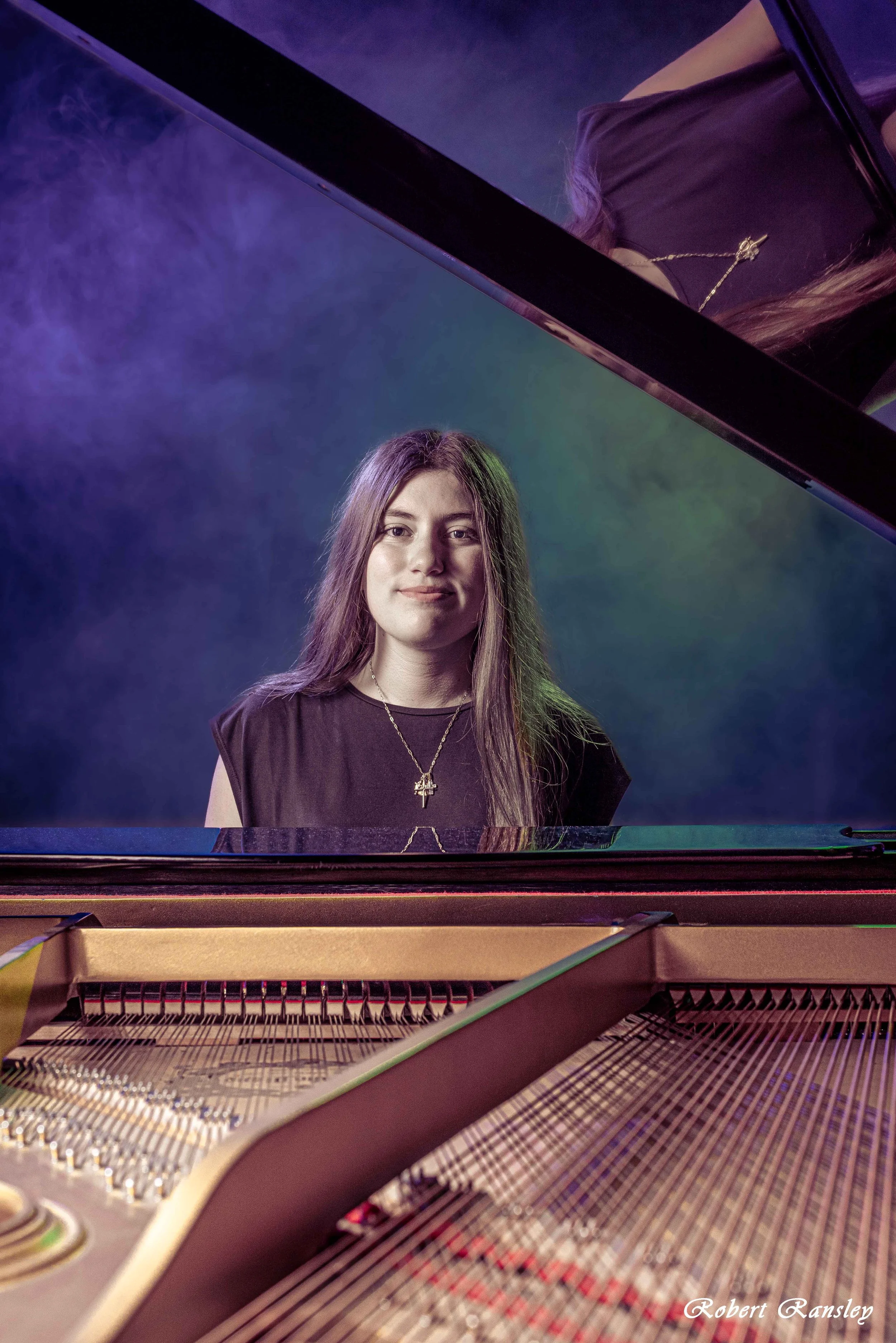 03-creative-teen-pianist-portrait-with-stage-smoke.jpg.jpg