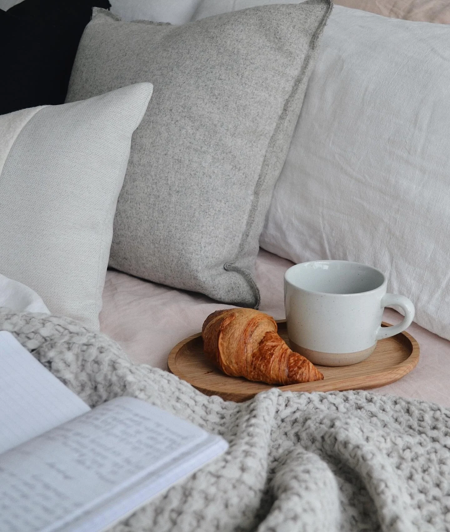 a solid oak tray that&rsquo;s a high-functioning stunner. made in partnership with @rekindleyourlife for our live large kit, this tray can be used a hundred different ways&hellip;.keys, remote, catch-all.&hellip;aaaaaaand, it&rsquo;s finished in a fo