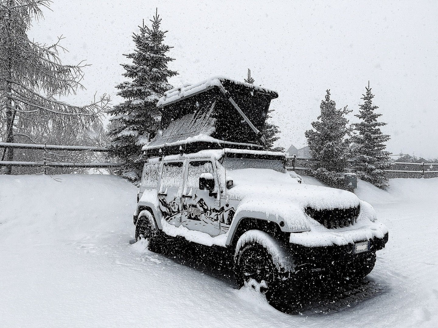 Anche se si tratta di overlanding bisogna sempre fare qualche piccolo accorgimento sull&rsquo;assetto.
L&rsquo;assetto originale non ne poteva pi&ugrave; e abbiamo deciso di mandarlo in meritato riposo in favore di quattro molle Clayton da 1.5&rdquo;