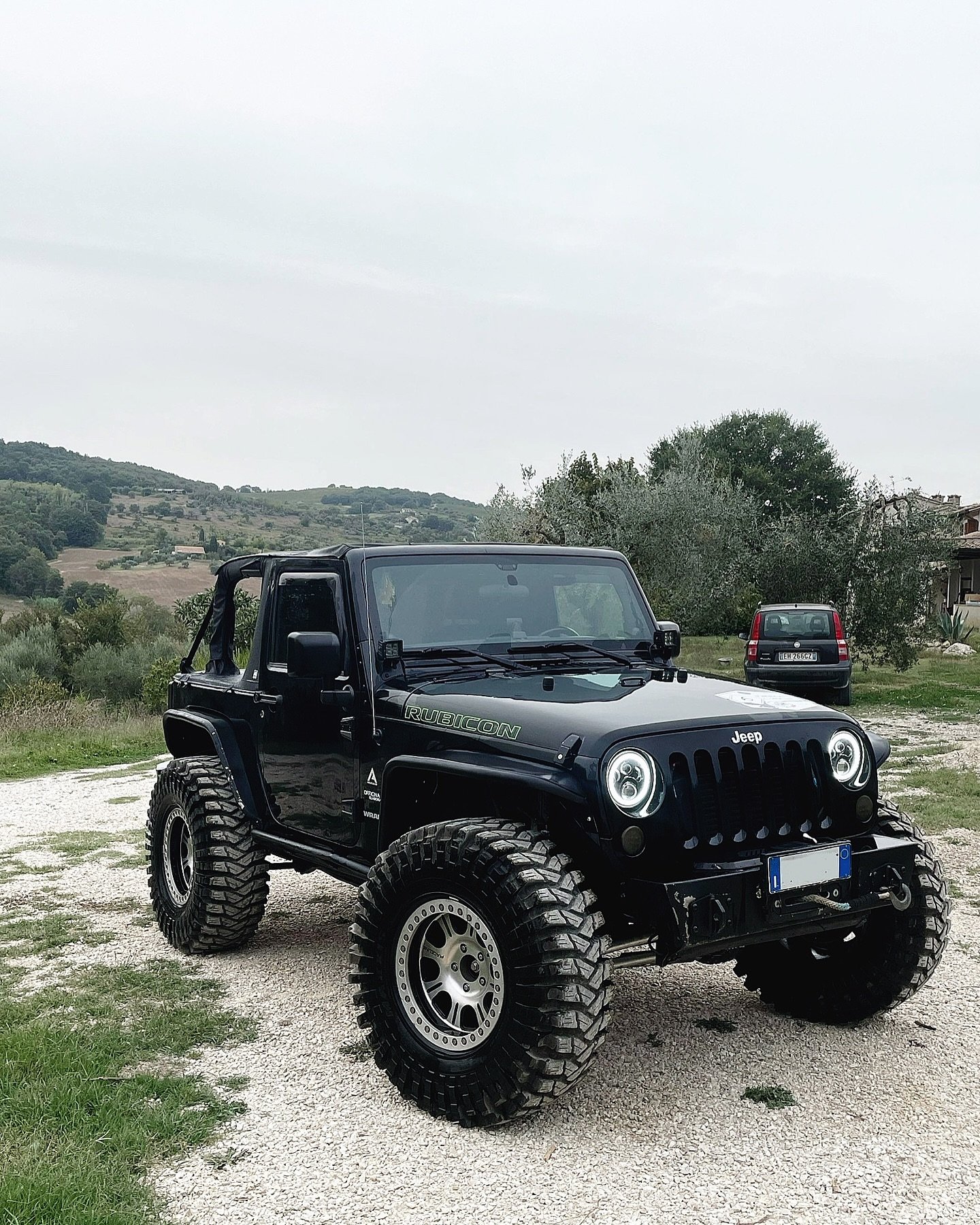 Visto che spesso ci chiedere se conosciamo qualcuno che vende un Wrangler che conosciamo, se cercate un bel JK 3 porte, abbiamo qualcosa per voi..Auto 
seguita da noi, tutto comprato negli ultimi anni:

JK 2012 2.8 CRD,  km 165.000 Omologata. Sahara 
