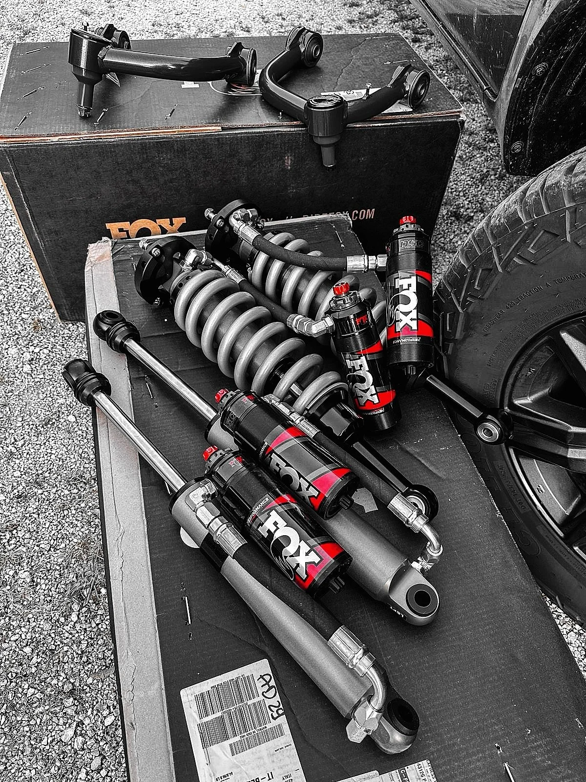 Spezziamo un attimo la serie di post sul JM per ricordavi che cerchiamo sempre di darvi il meglio e non solo su Jeep.

Dopo anni di attesa, finalmente FOX presenta i 2.5 Elite anche per Toyota Hilux Revo.

Solito corpo da 2.5&rdquo;, doppia regolazio