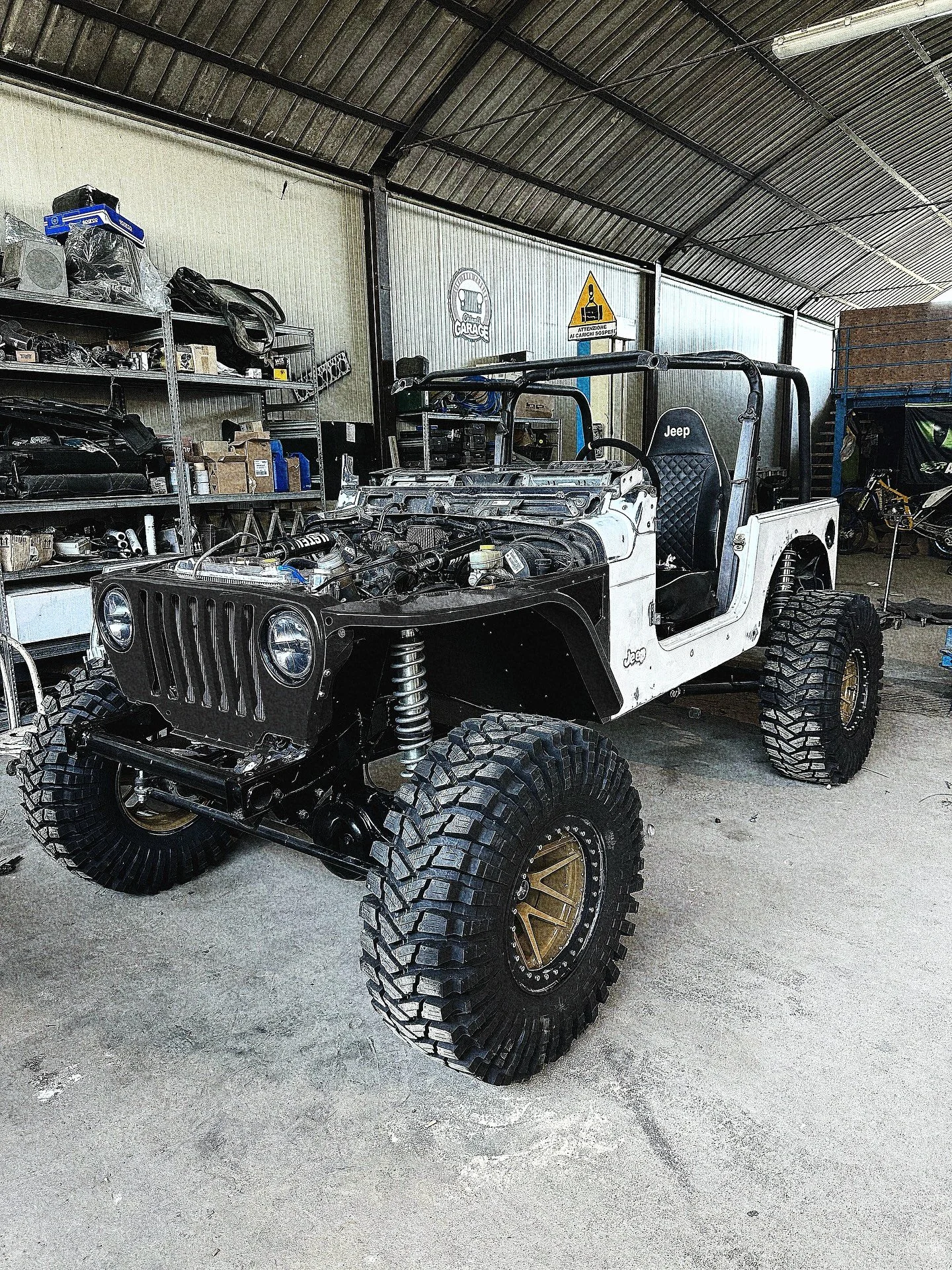 Lo avete visto sicuramente nelle storie, ma il TJ di @chianti_garage ormai &egrave; a buon punto.

✅ Assetto c&rsquo;&eacute; 
✅ Ponti ci sono
✅ Motore e cambio ci sono
⚠️Carrozzeria quasi

E voi come siete messi con i vostri progetti?