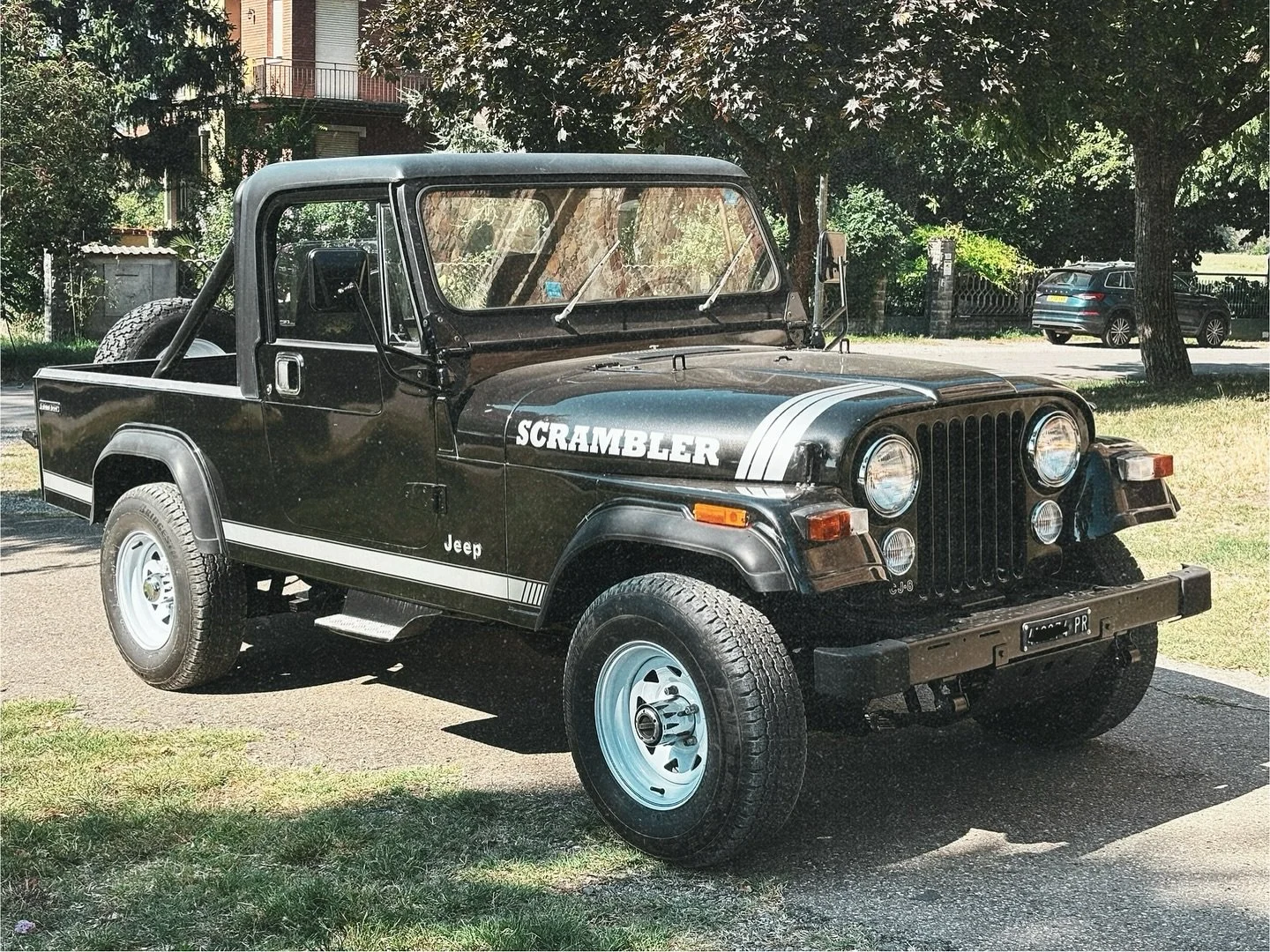 Qualche lavoretto ed &egrave; tornata on the road.

Rarissima Jeep CJ8 Scrambler, uno dei pochi esemplari in Italia.

Ovviamente tutta originale. Anche se abbiamo l&rsquo;occhio per le gommazze, figura bene anche con queste piccoline.