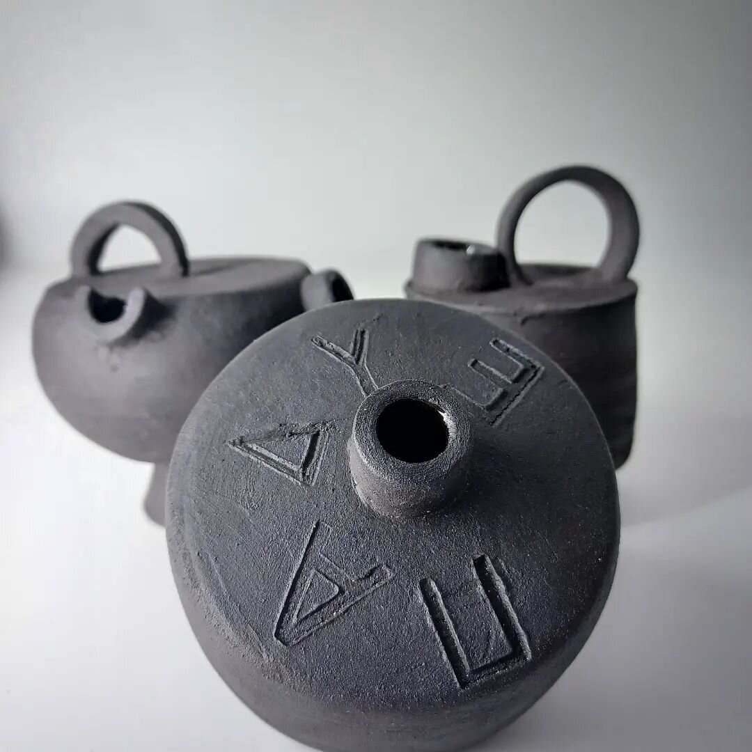 A selection of my work, on display and for sale in Athens at Sealed Eath. If you're in the area, stop by the lovely studio and gallery space @sealedearth.art 

#stleonardsceramics #studiopottery #stoneware #wheelthrown #kerameikos #keramik #keramika 