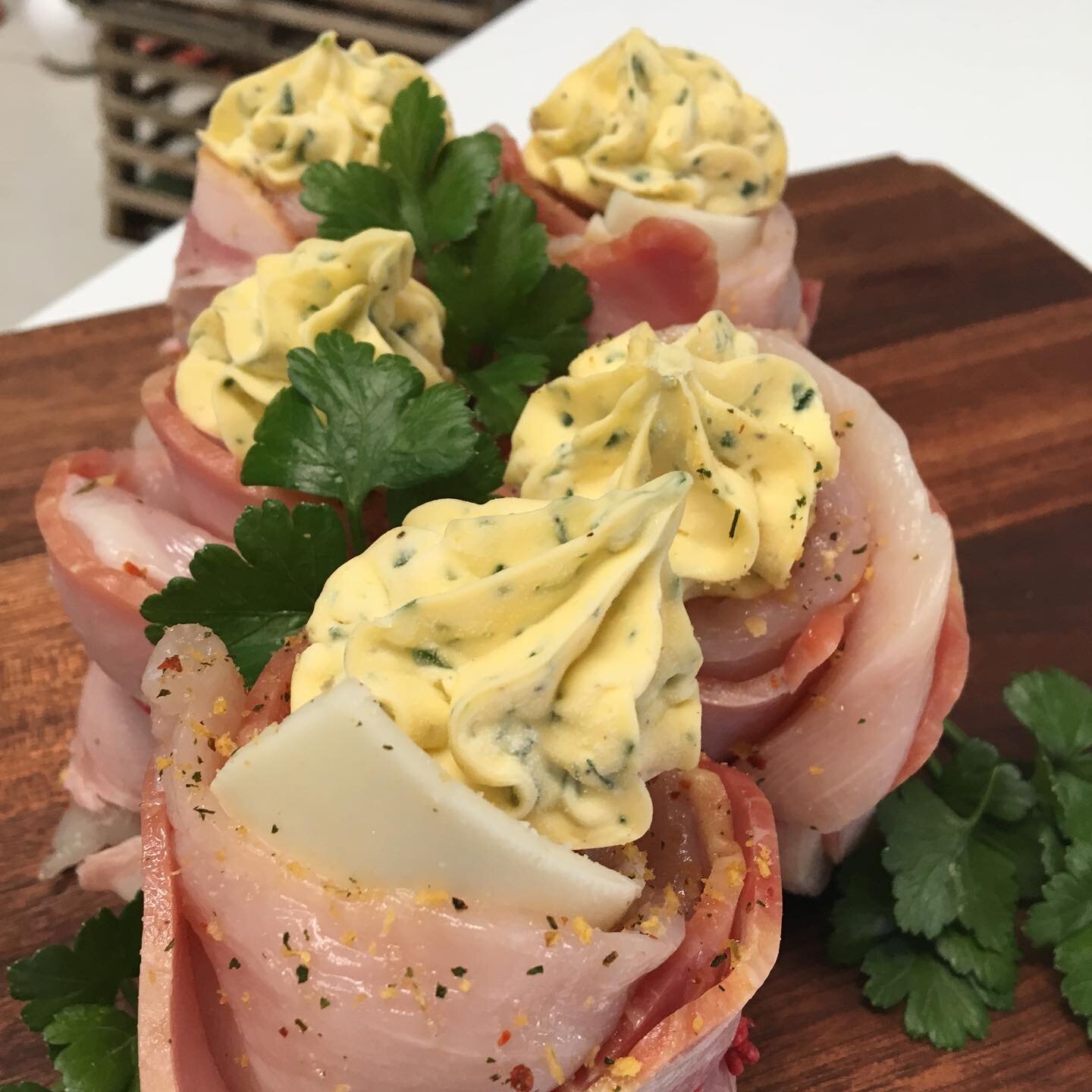 Chicken Mignons 🤤 
Fresh sliced chicken breast wrapped in bacon &amp; provolone cheese. Topped with a garlic butter rosette 🏵 
#chicken #chickenmignon #bacon #notveganfriendly #provolonecheese #crowdfavourite #micosmeats