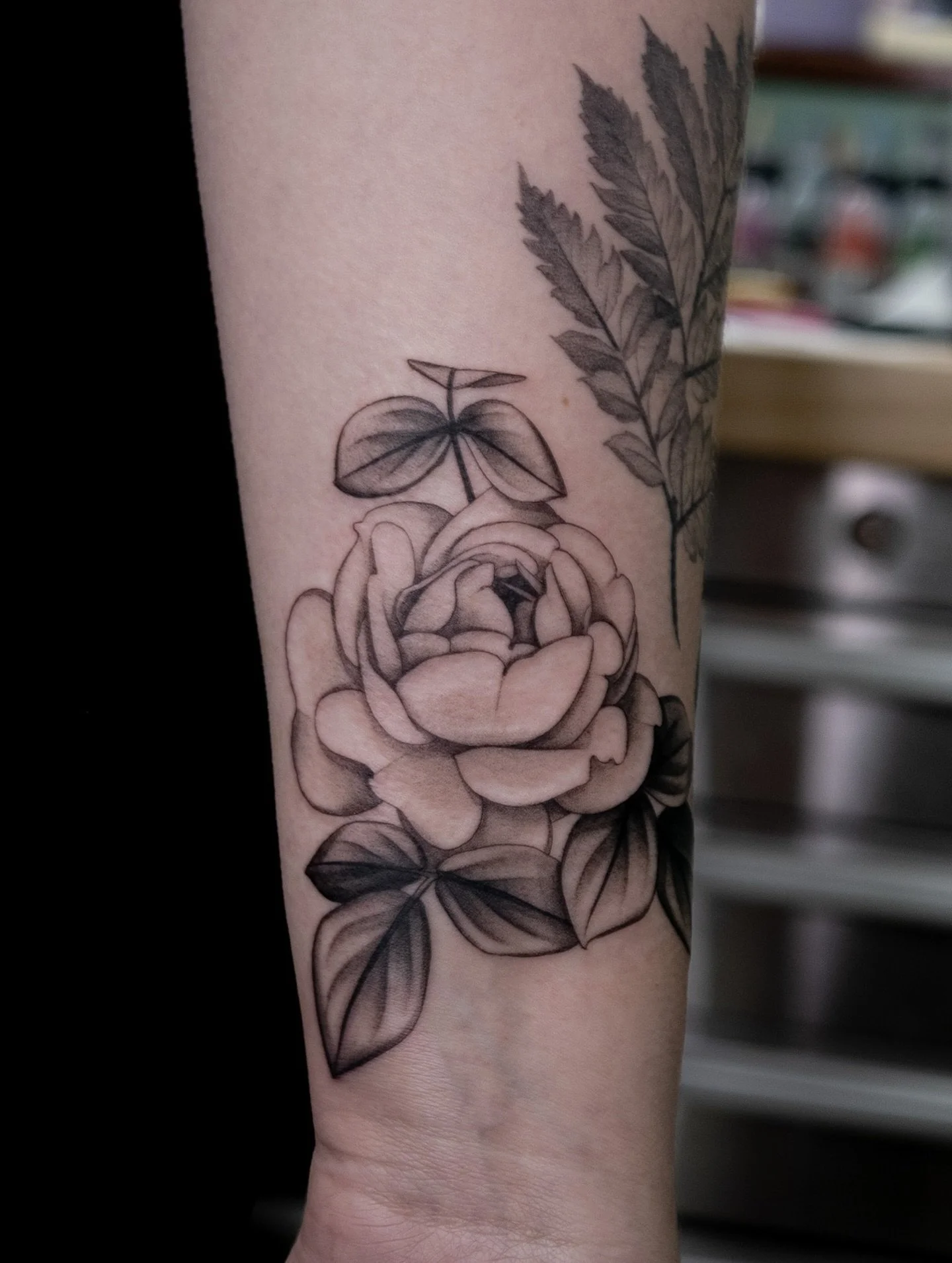 Ingrid&rsquo;s leafy arm with a new addition from my available designs .☘︎ ݁˖ puzzling individual pieces together like this is so satisfying! We love avoiding awkward gaps here ♡