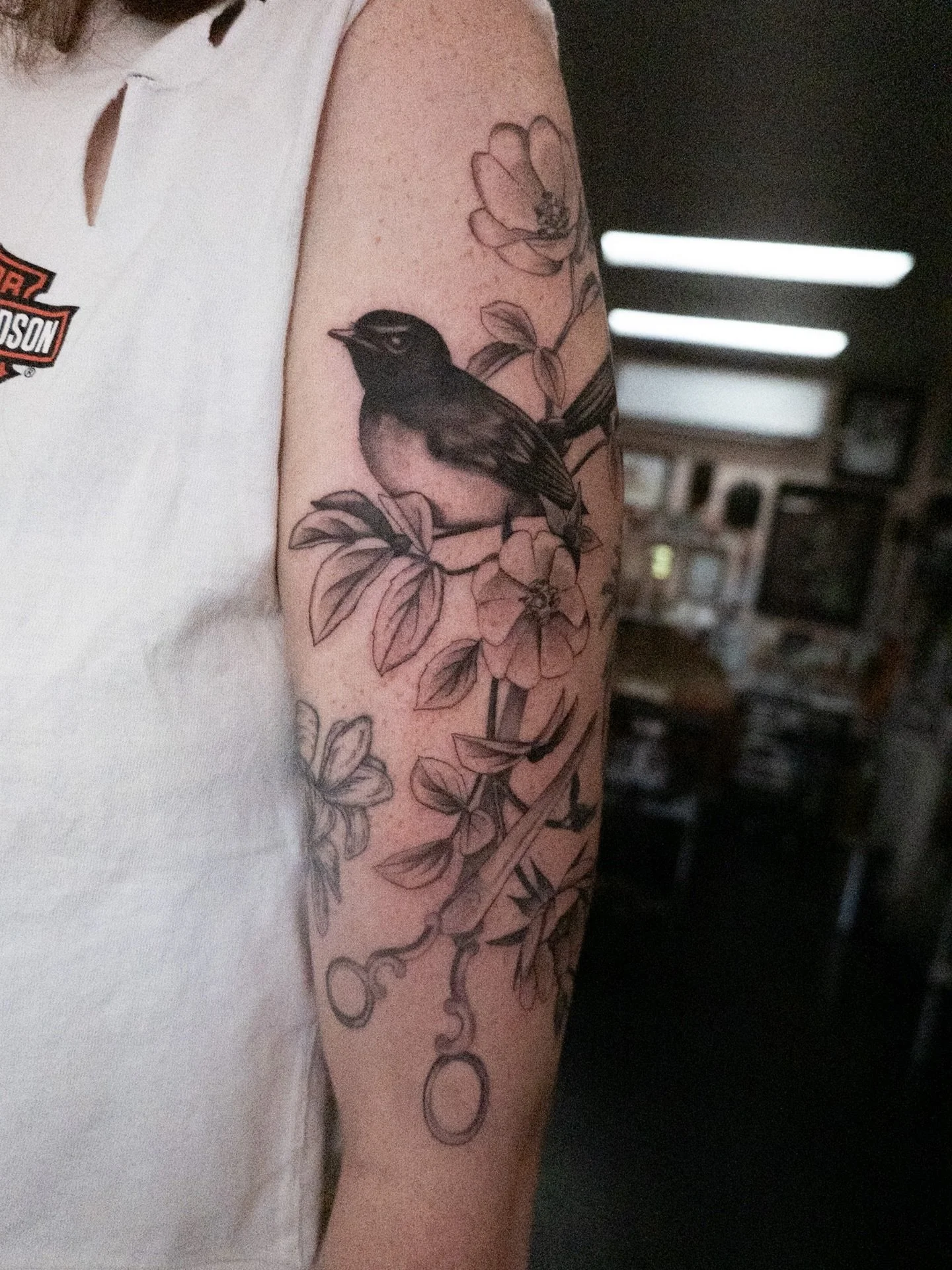 I accidentally took these photos with a grainy as heck film simulation switched on my camera without realising - end of day tat brain 😅 they may not be crispy but you get the idea! This was super fun to design and tattoo, and such a satisfying gap f