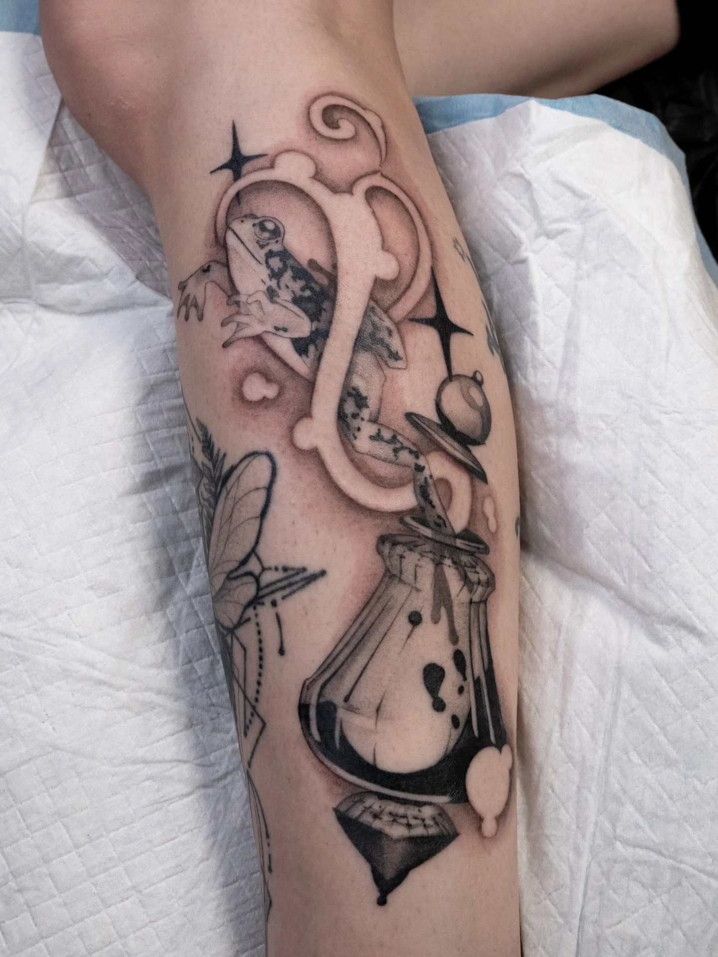 Mostly healed &amp; negative whisp/magic-y-ness shading fresh - as it heals it should soften to a similar tone to under the frog&rsquo;s chin/front legs! Super excited to see it all settled together, I absolutely loved doing this gap filler thank you