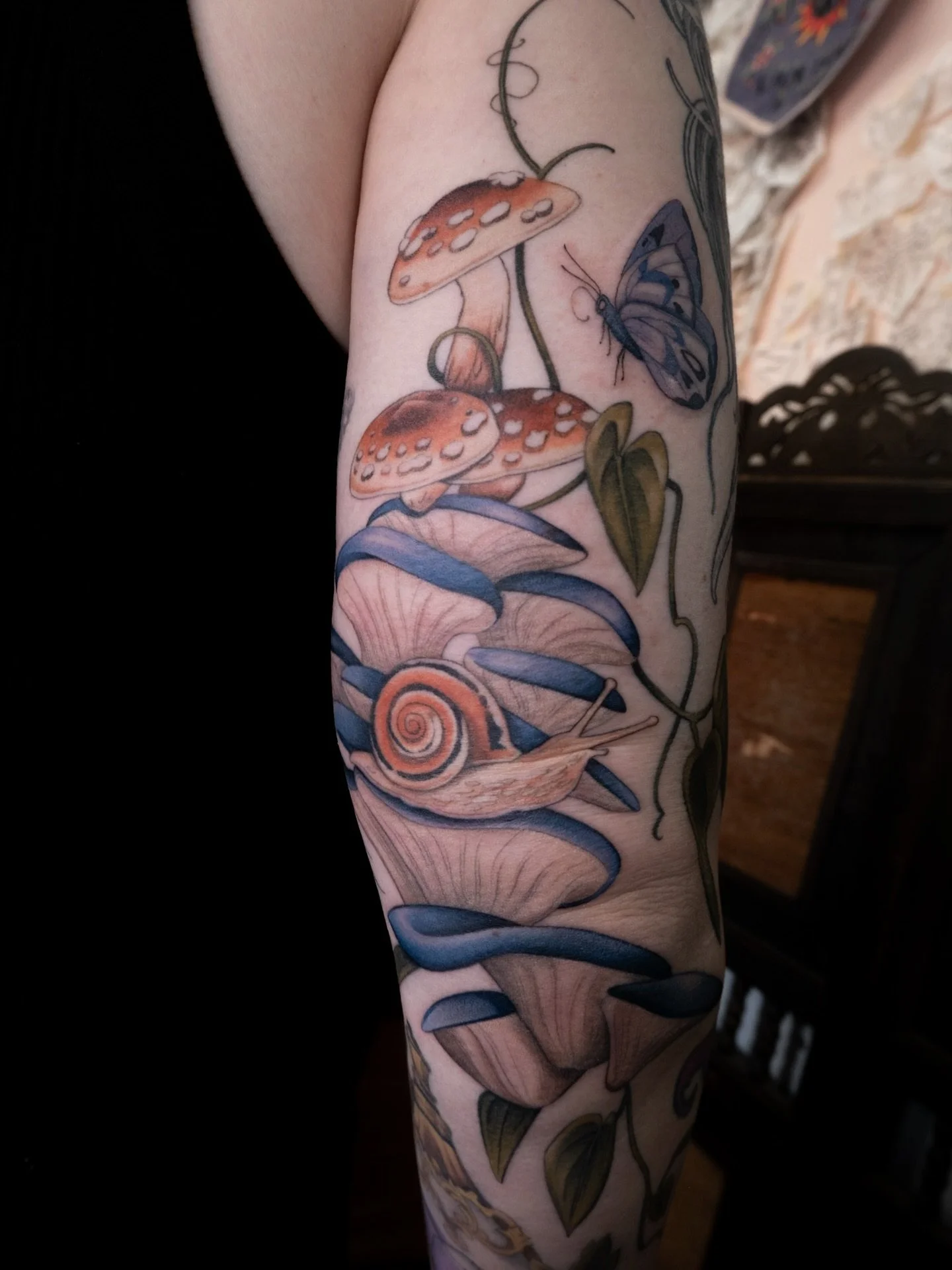 Jess&rsquo; finished mushroom stack! Her poor arm is a bit swollen here 🥲 partially healed in these pictures, just the blue/cream mushies and butterfly colour are fresh, and peep the healed potion bottle from last year! I LOVEEE a whimsical gap fill