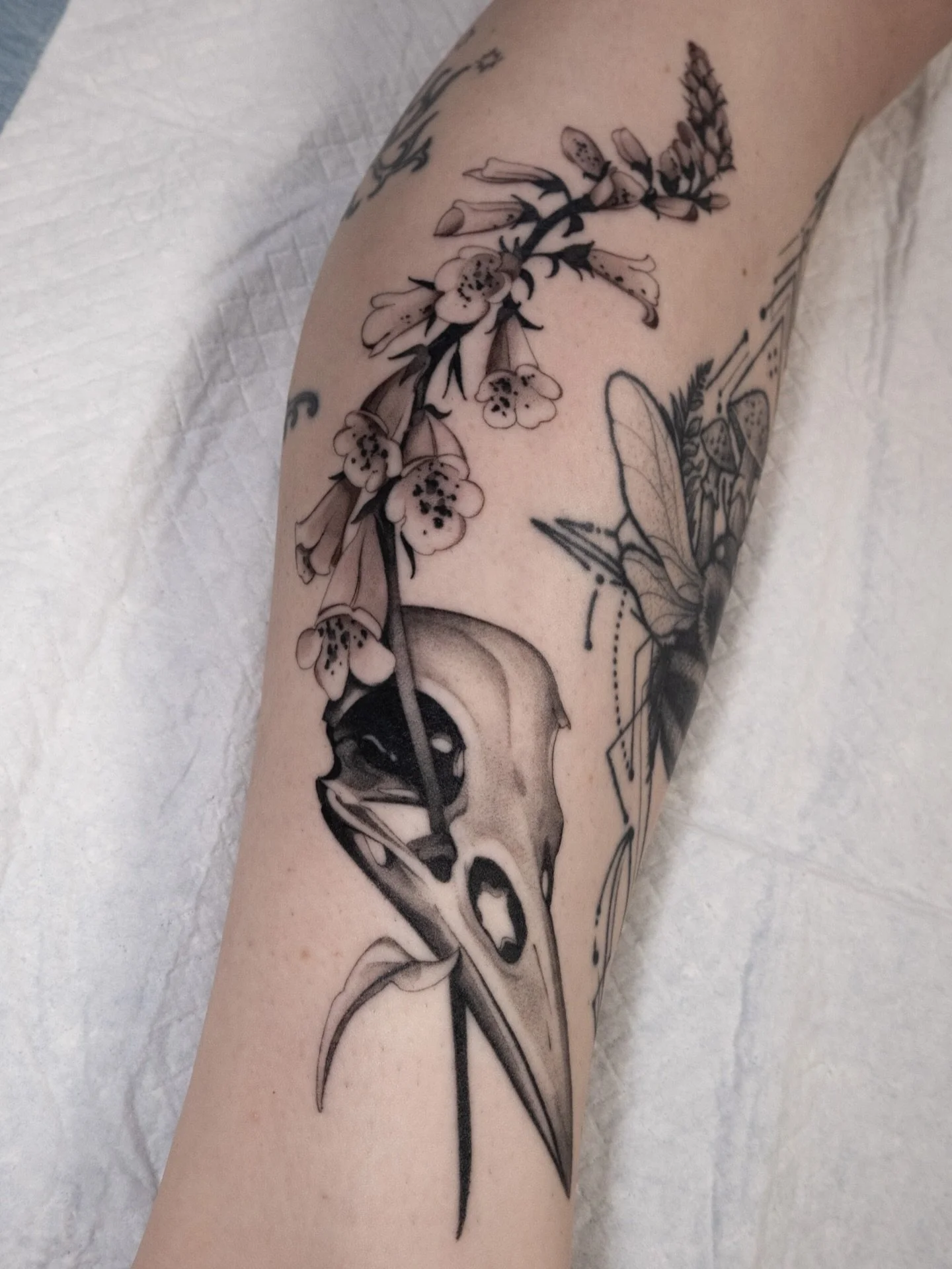 Another gap filler for Bek - this was so fun! I&rsquo;ve just come home from a lil holiday and am suuper exciting to get back into tattooing later this week 🖤🖤🖤