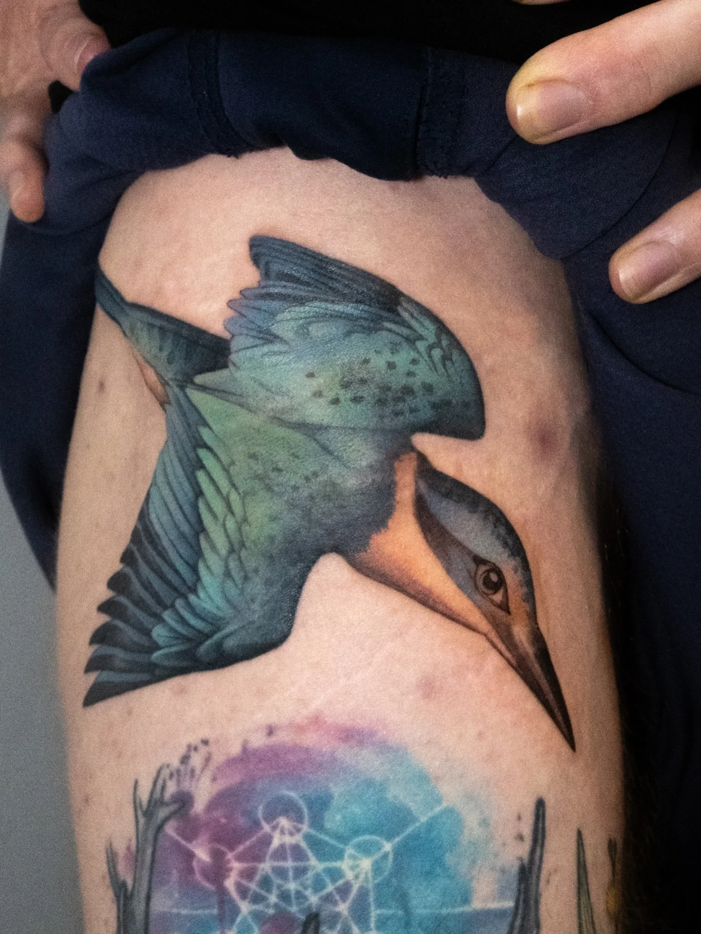 What an absolute honour it is to tattoo another tattoo artist, but especially one that is such a great friend (and bird expert!) Above a beautiful tattoo by @stacey_nightingale - and I hear the sacred kingfisher was coincidentally Stacey&rsquo;s favo