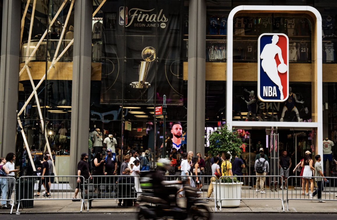 The Knicks Are the Hottest Ticket in Town. Hottest Jersey, Too.