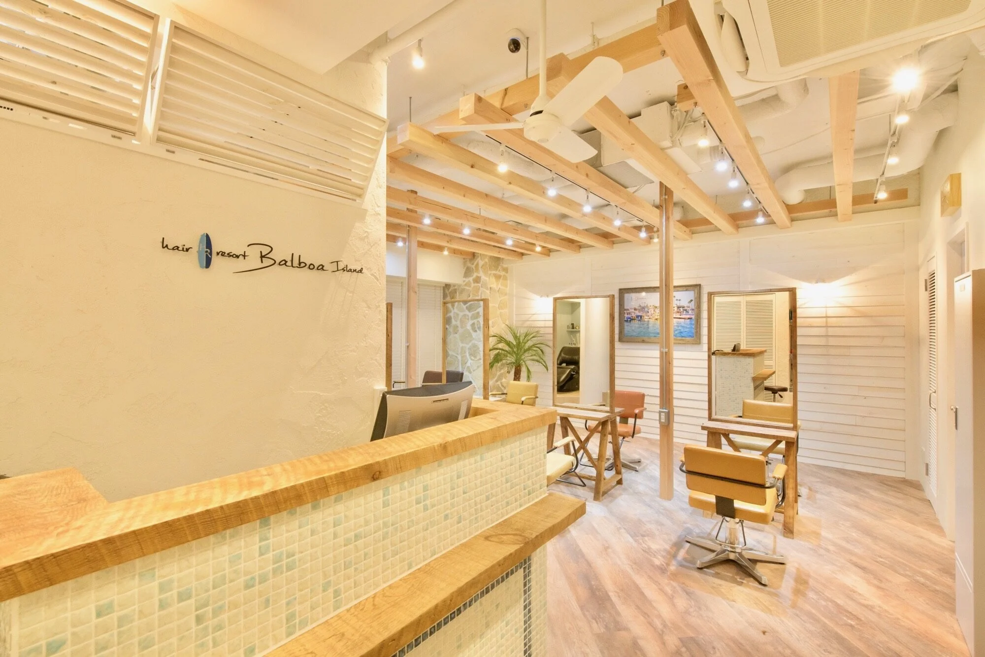 空中店舗の為、通行人に撮影風景が見られる事はございません。