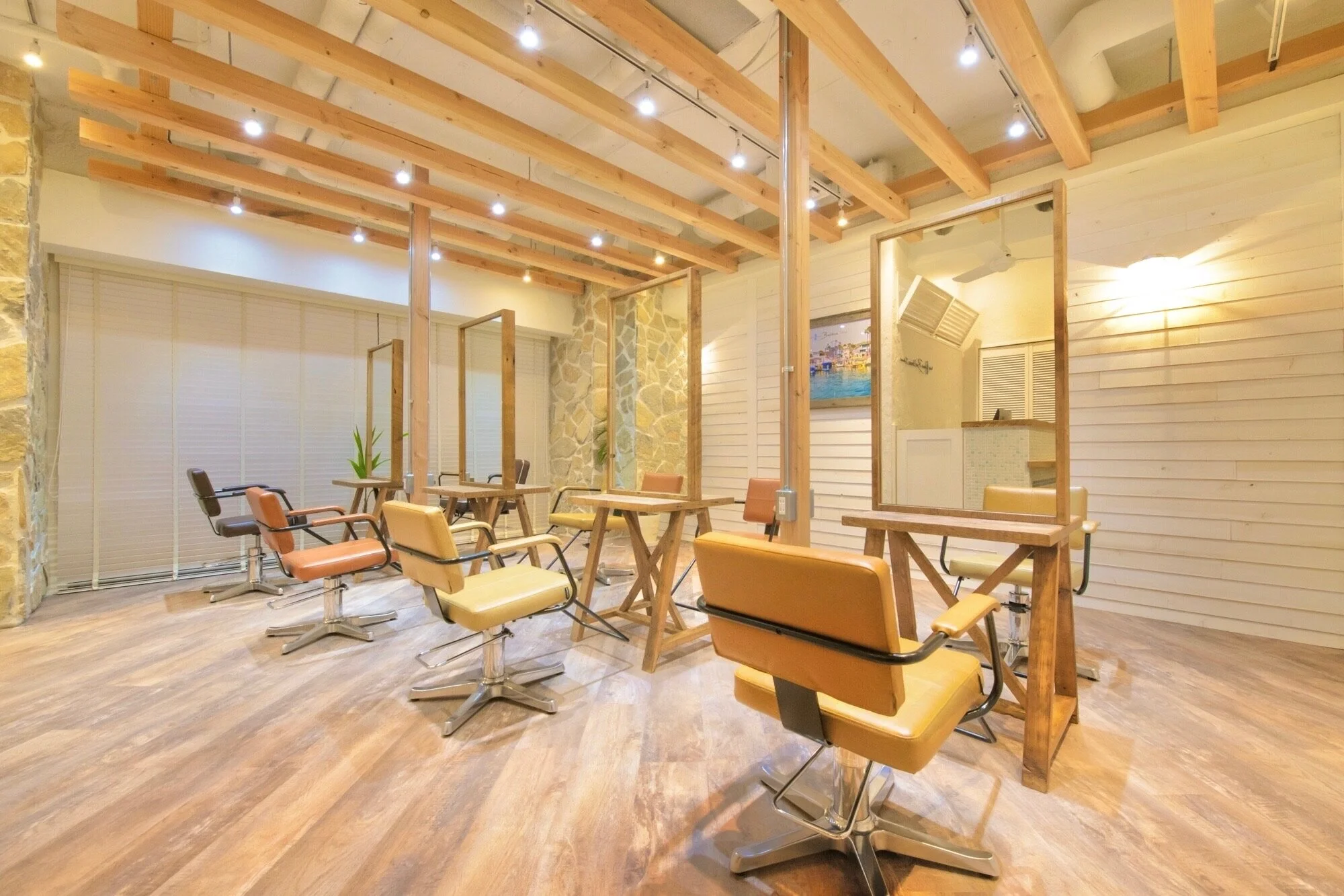 カットスペースは8席ご用意しています。席・鏡の移動は可能です。