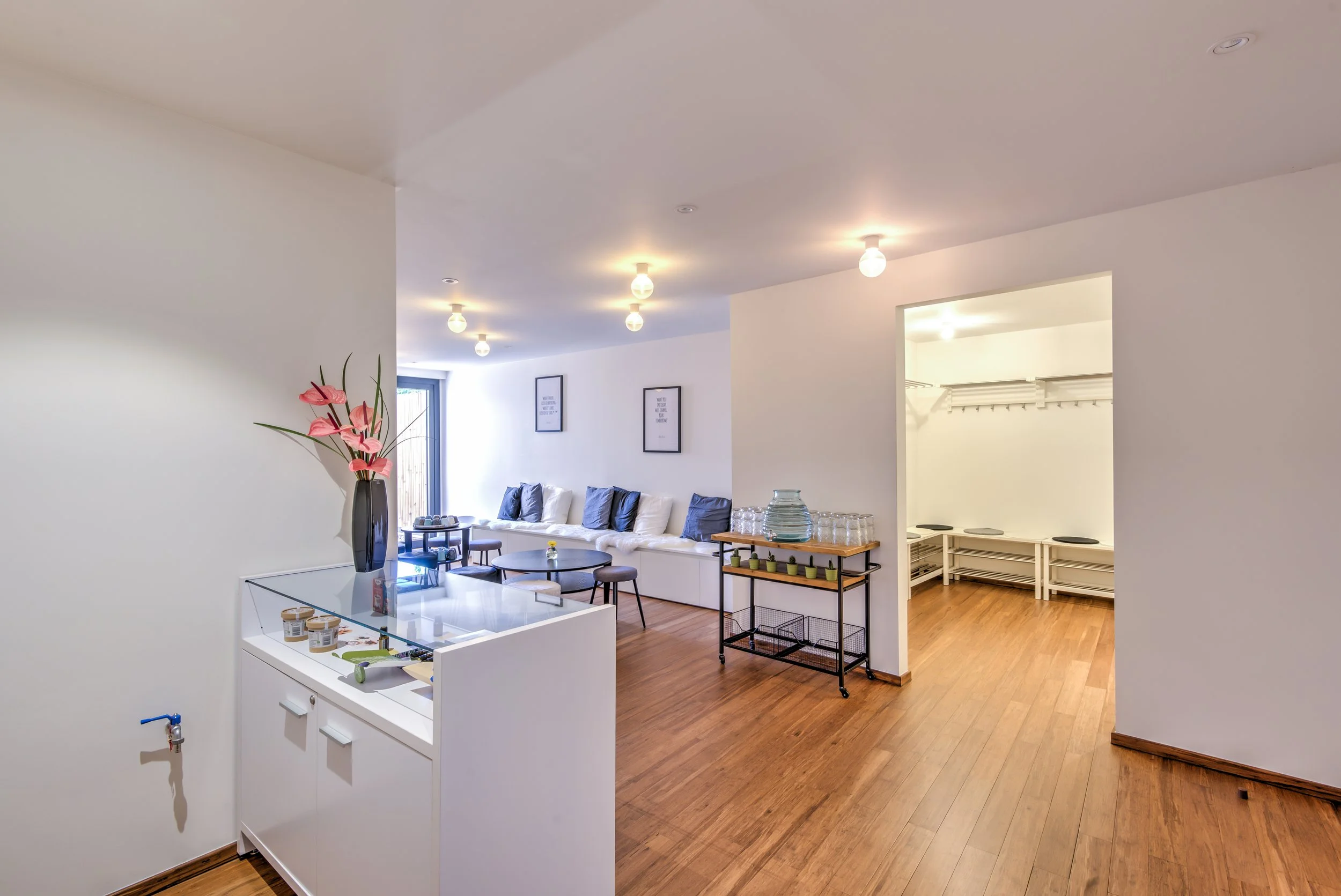Zensa Yoga Interieur - Ontvangstruimte 1-1.jpg
