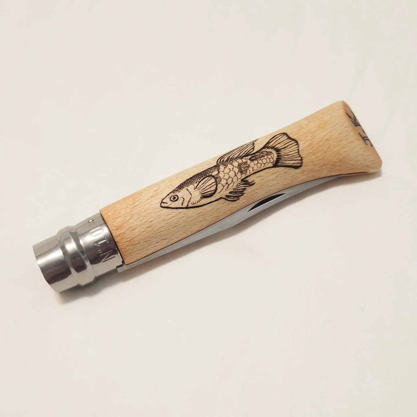 Custom burning of a fish and initials on an Opinel pocket knife 🐟🗡🔥 Not used to burning on curved surfaces but it was fun to do 😌
.
.
.
#woodburning #woodworking #woodcraft #pyrography #pyrographyartist #pyrographyart #woodburningartist #westcoas