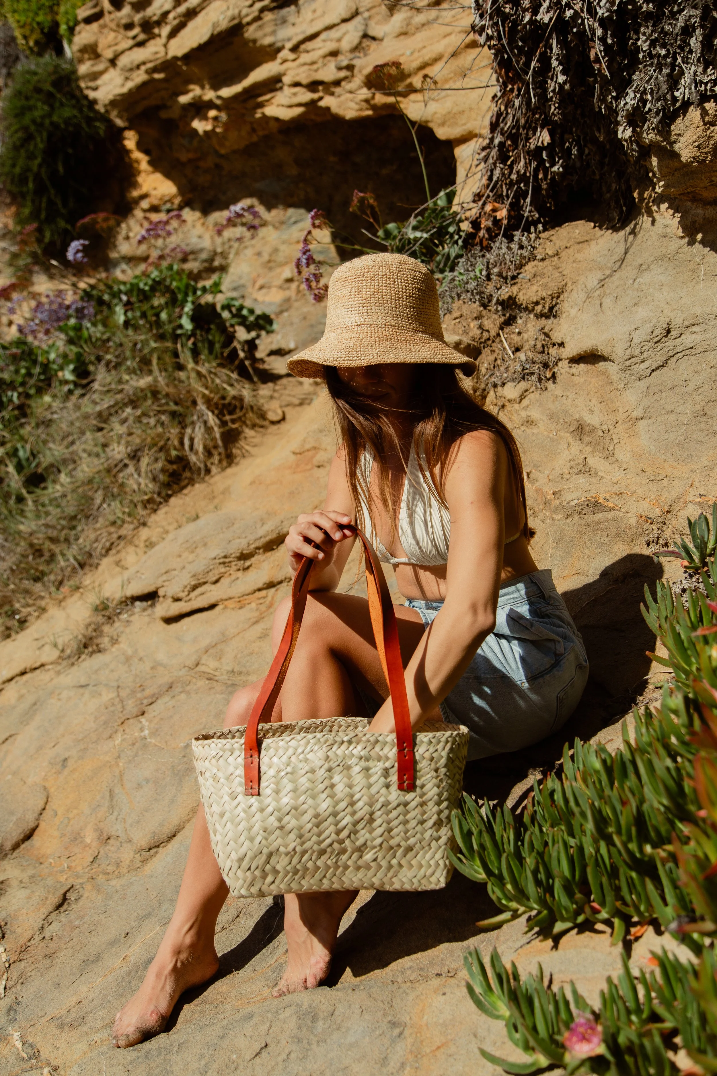 Lifestyle Marketing Photoshoot for Bag & Hat company, Pere Lei NY. Model: Chloe Montoya. Location: Crescent Bay, Laguna Beach, CA. Photos taken by Southern California lifestyle marketing photographer, Kelsie Carlson. Casual, effortless, candid yet ed