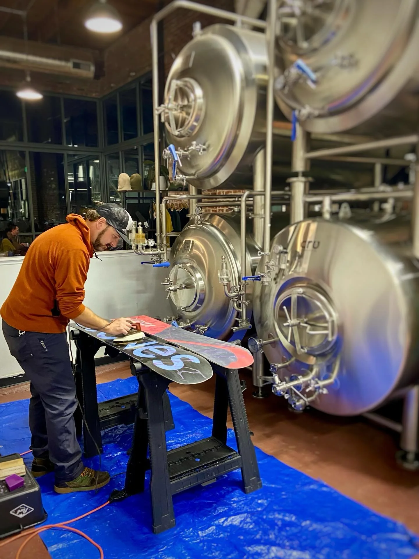 The mountains are open! Come by tonight from 6-9PM for a fresh hot wax on those skis and boards, and enjoy a beer while you wait in the taproom, all for $20.

#craftbeer #stateofcraftbeer #coloradobeer #Czechlager #lager #foamisbeautiful #denverbeer 