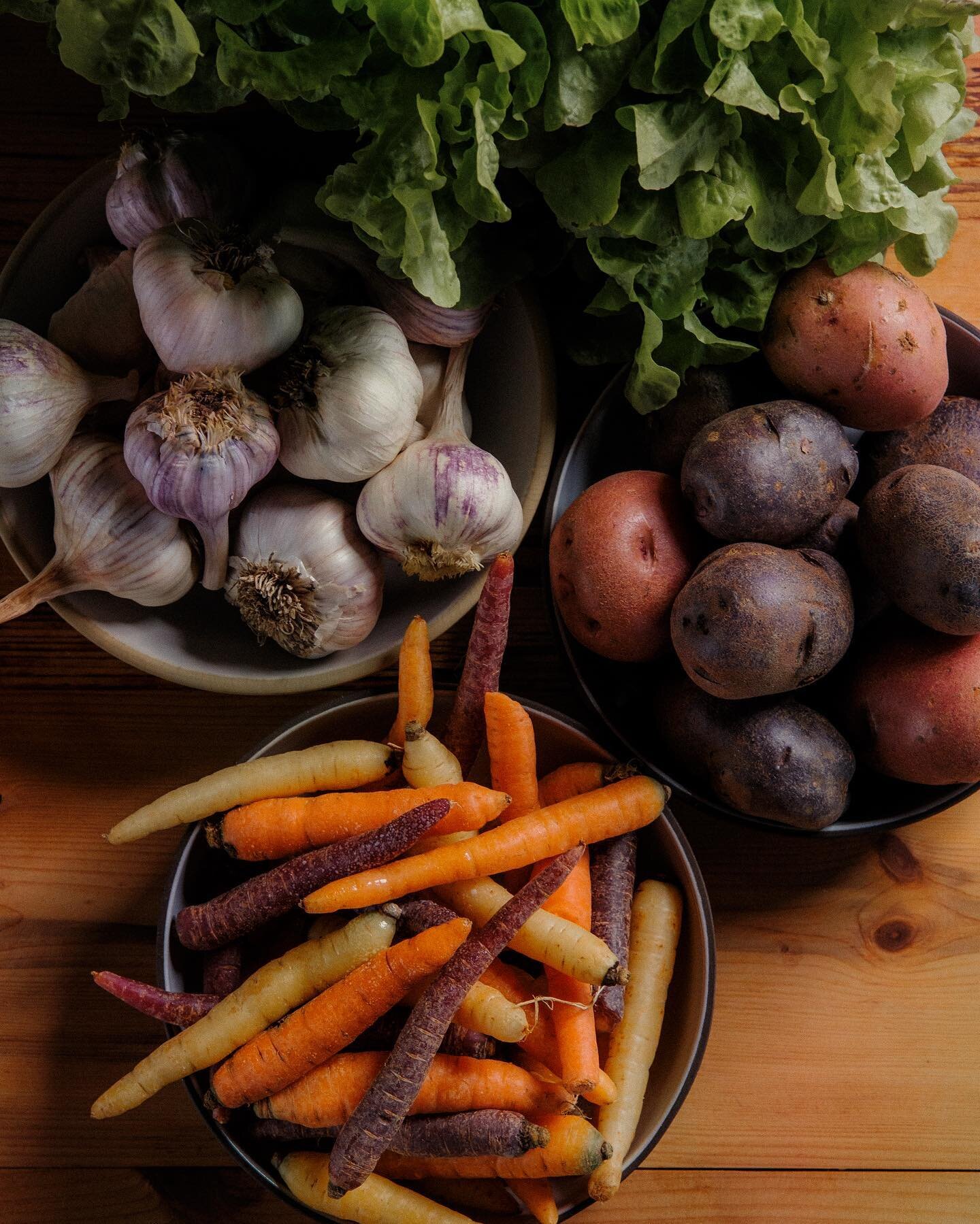 We always start with the freshest ingredients here at Bramble 🥕 🥔 🧄 
Open tonight 5pm-9pm, hope to see you there! 

#bramble #bramblevt #vtlocal #vtfarms