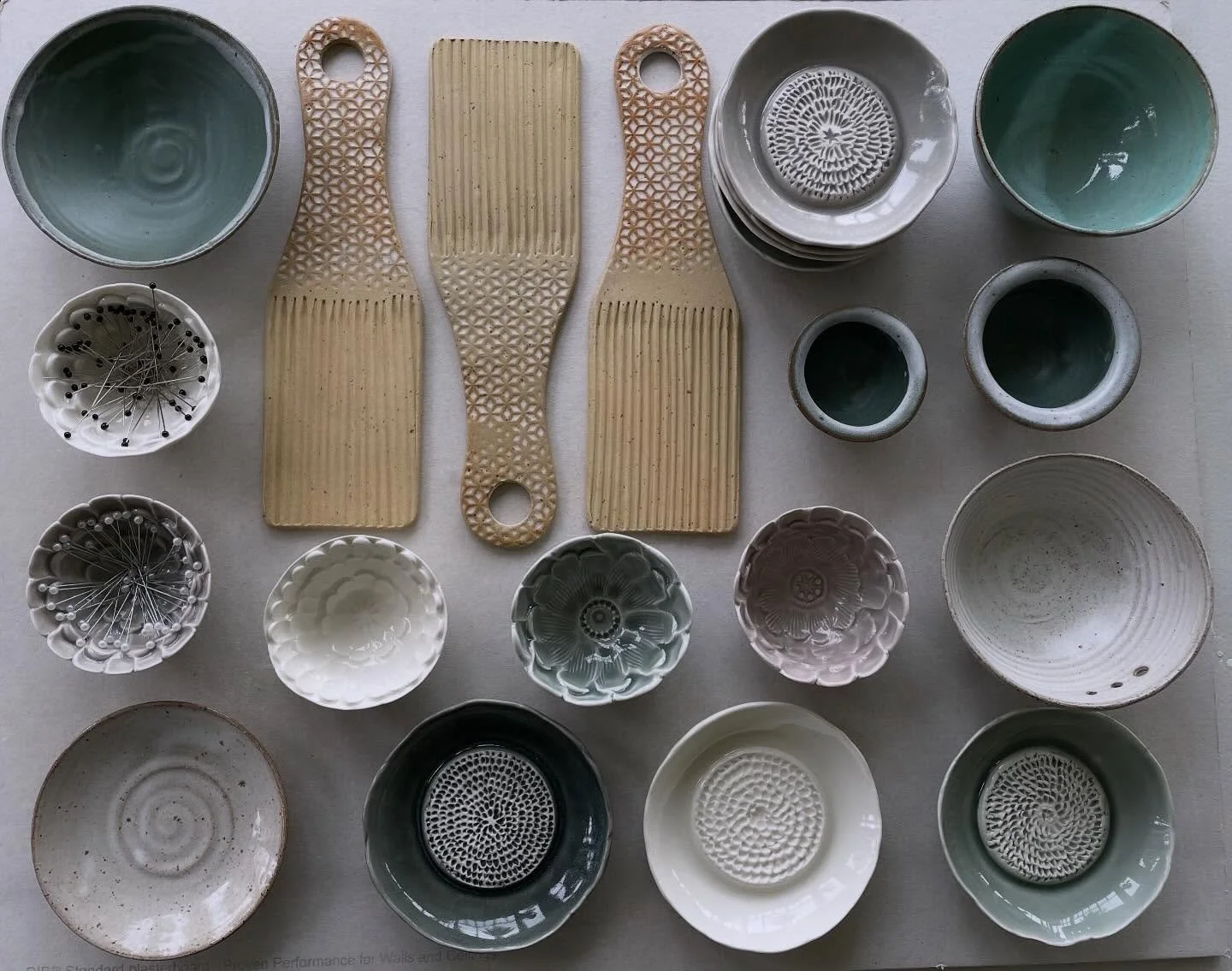 Featuring some of this seasons studio superstars! ⭐️Porcelain Keepsake Bowls, Magnetic pin bowls, pasta/gnocchi board, garlic grater floret. All in hues of beachy, bushy goodness