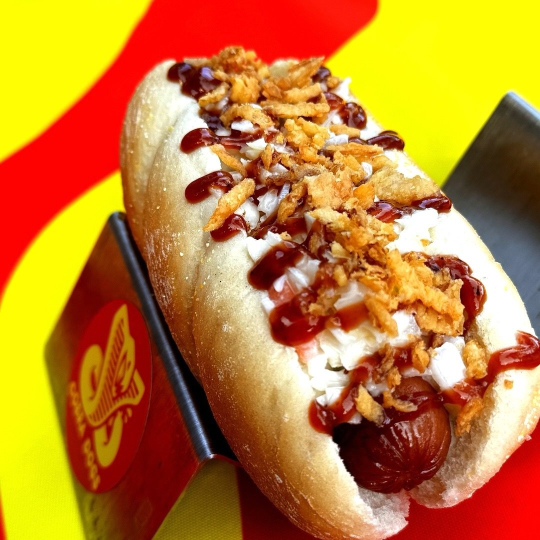 WESTERN BBQ SNAKE

Creamy coleslaw, Smokey BBQ sauce and topped with some crunchy fried onions.

#hotdog