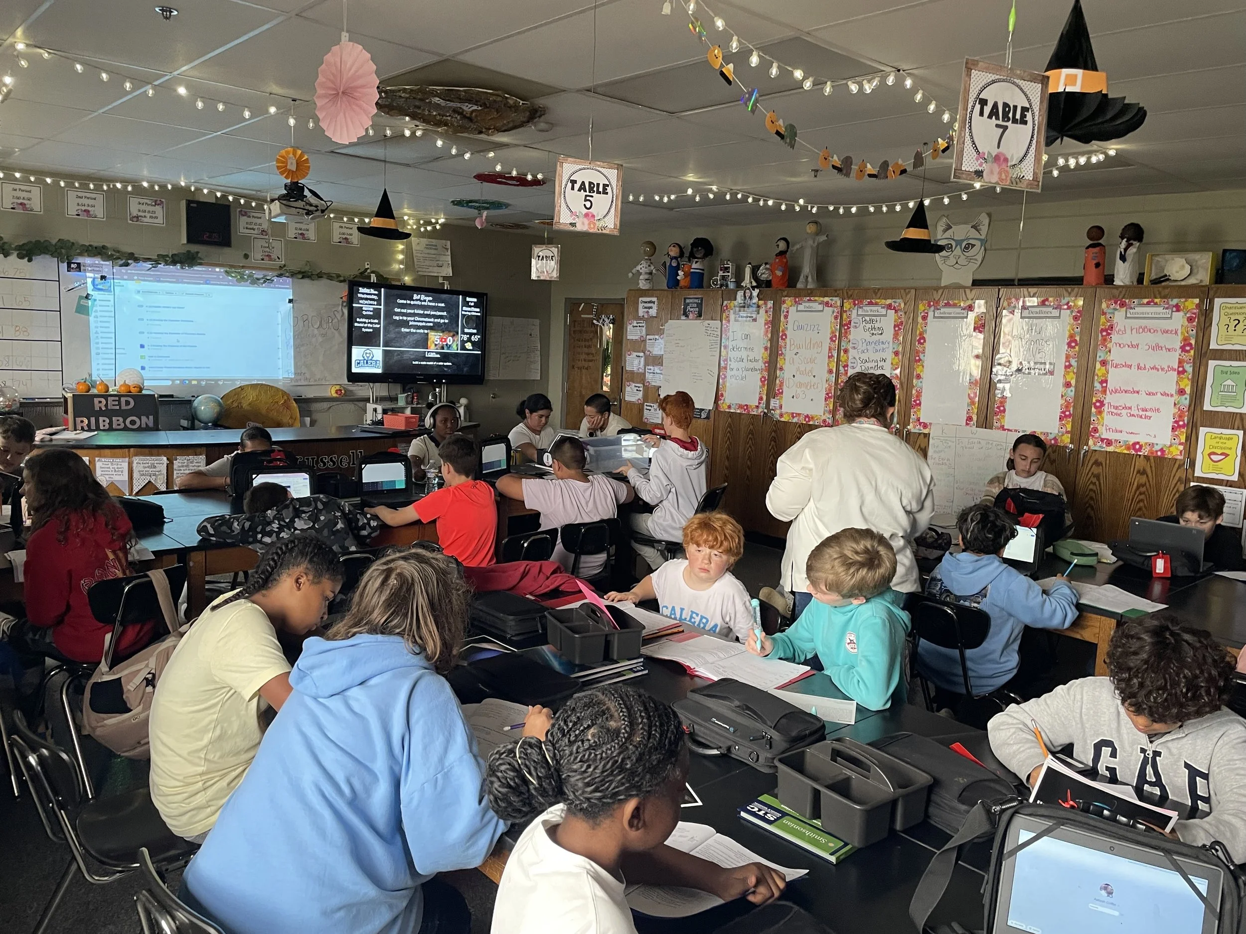 Inside a Middle School Science Modern Classroom