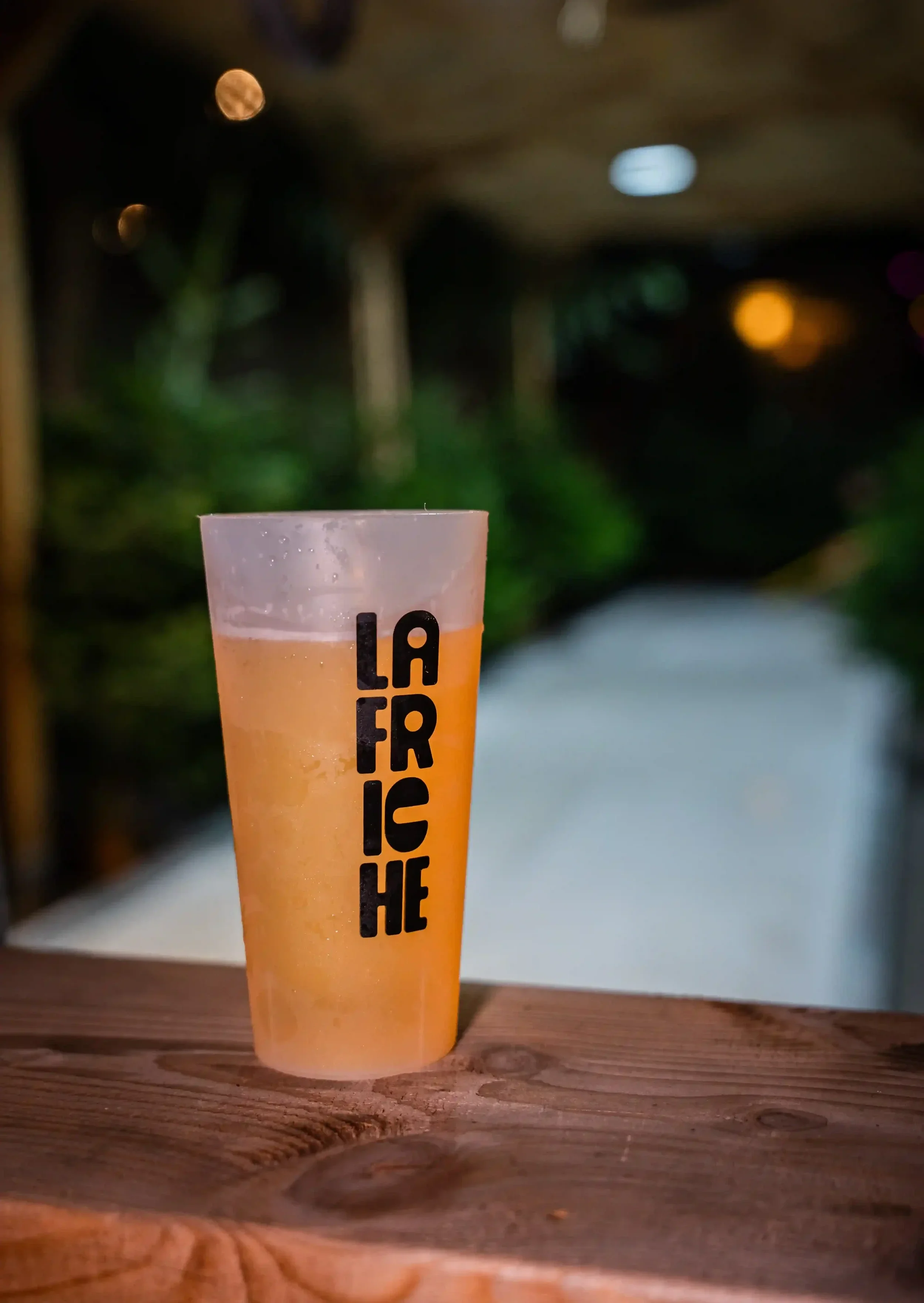 Un verre de bière posé sur la rambarde de la piste curling de la Friche Saint-André-lez-Lille