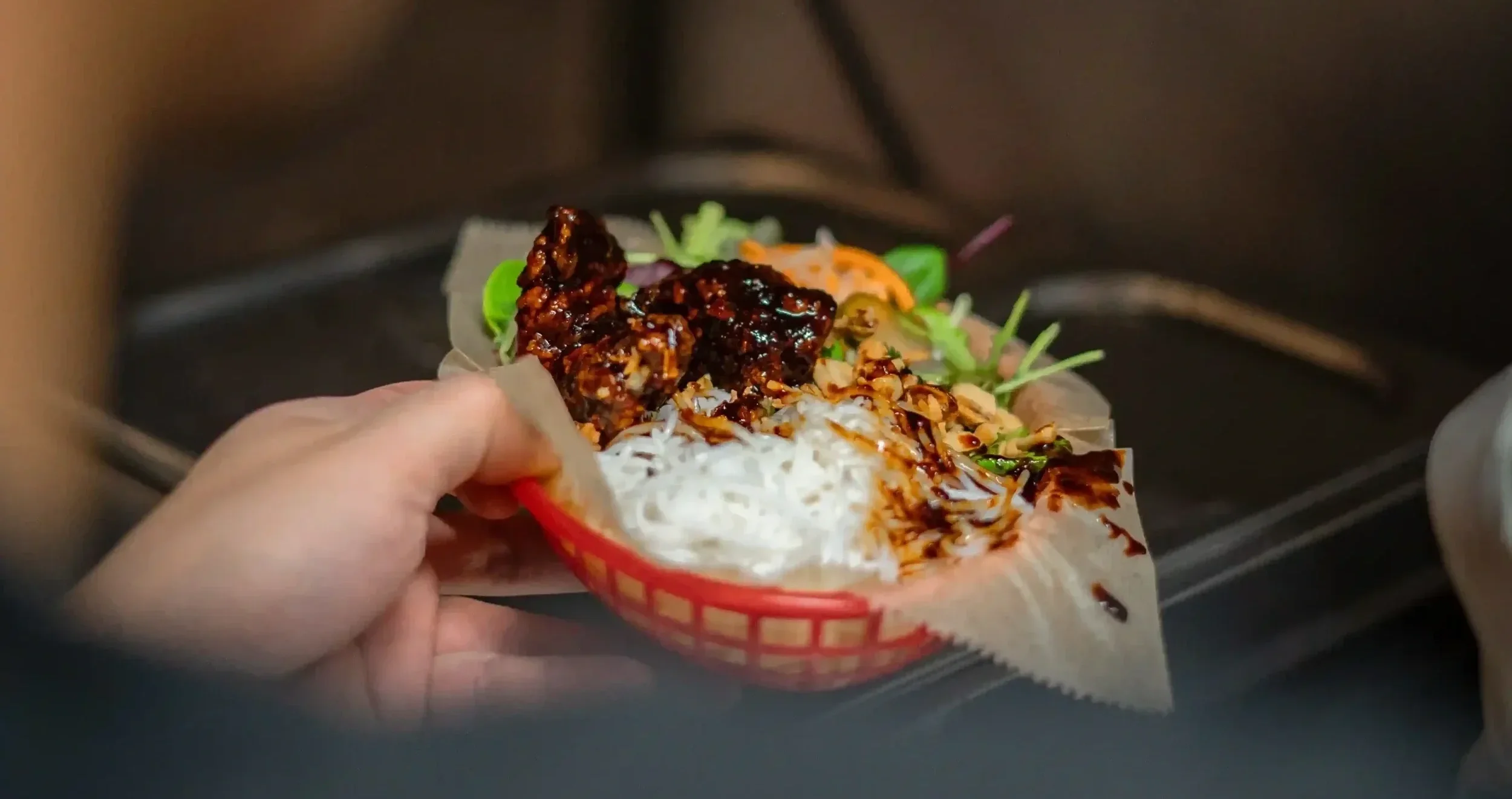 Un Bahn mi servi par un gars de l'équipe Smokey Bahn Mi