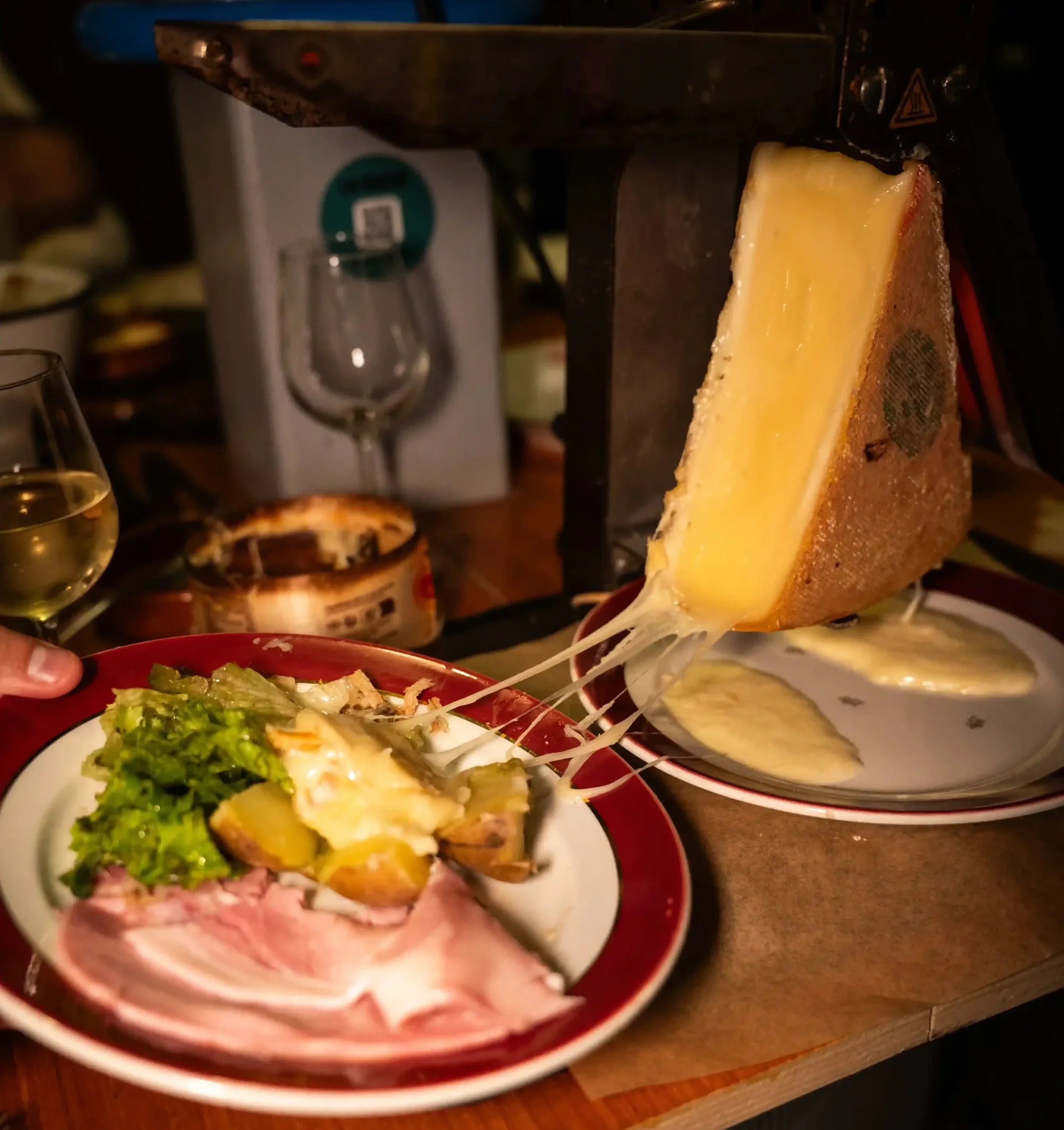 Une assiette basique avec la meule à fromage de raclette dans une télécabine de la Friche de Saint-André-lez-Lille