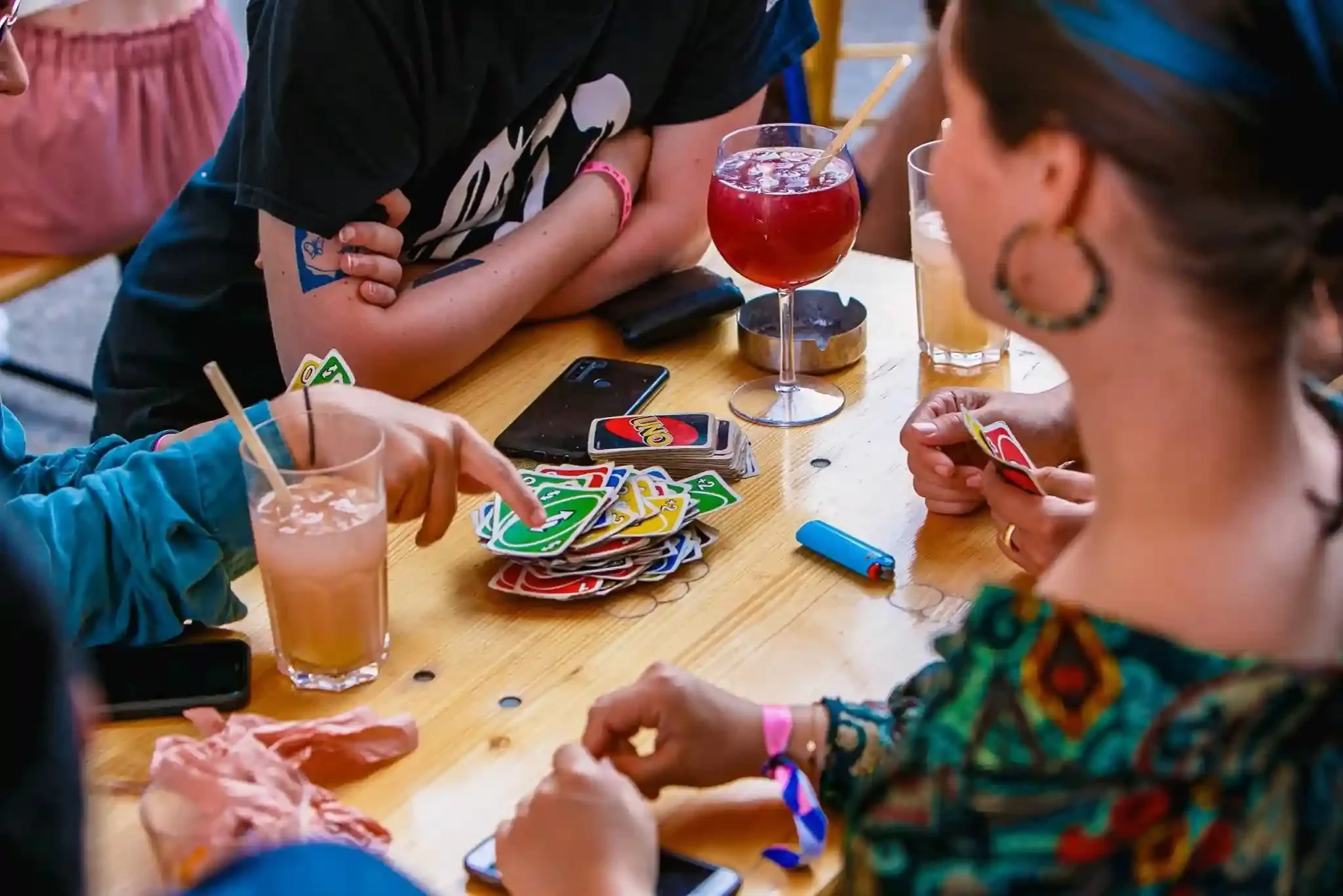 Un groupe d'amis qui jouent au Uno à la Friche