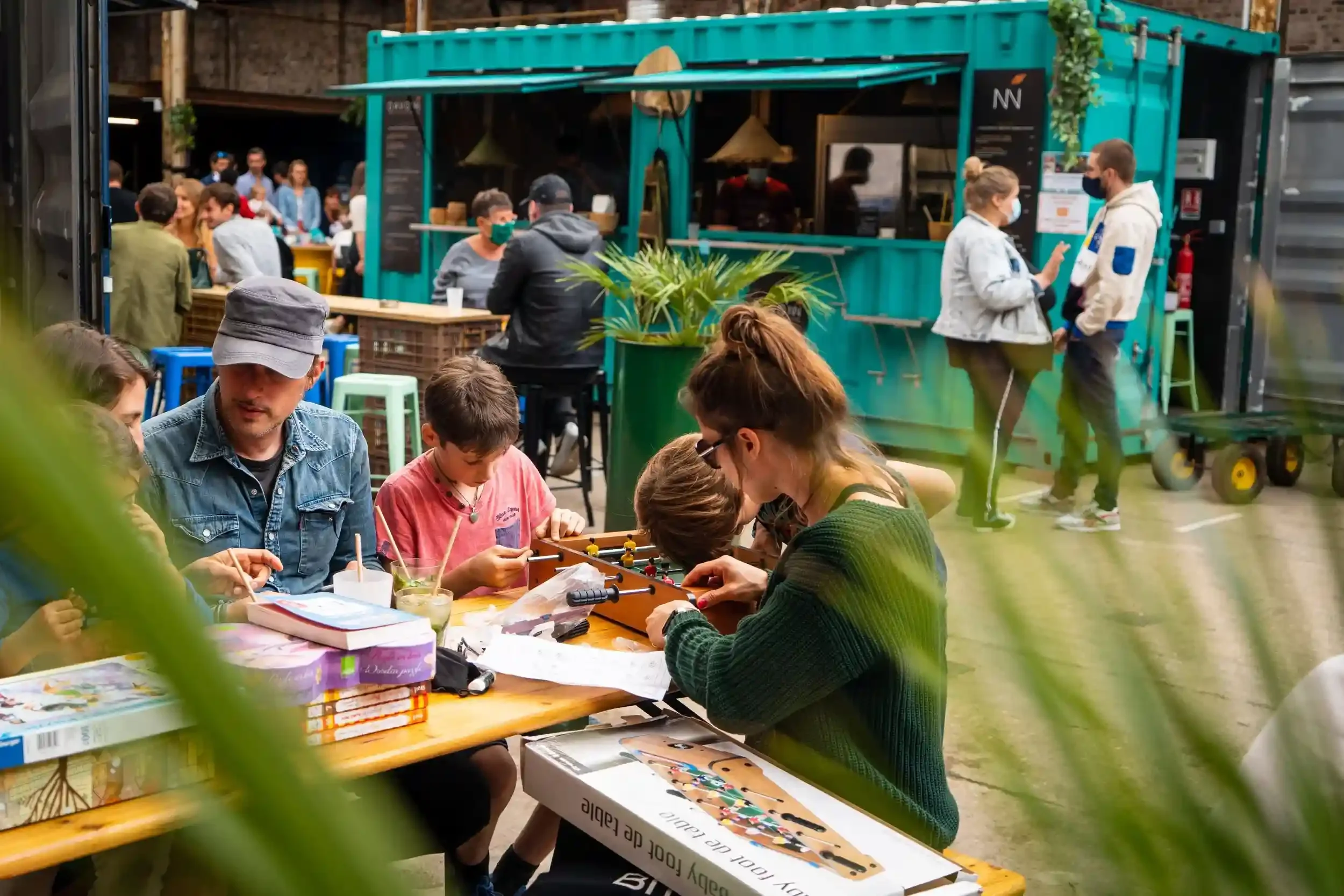 Une famille qui joue à un jeu de société à la Friche