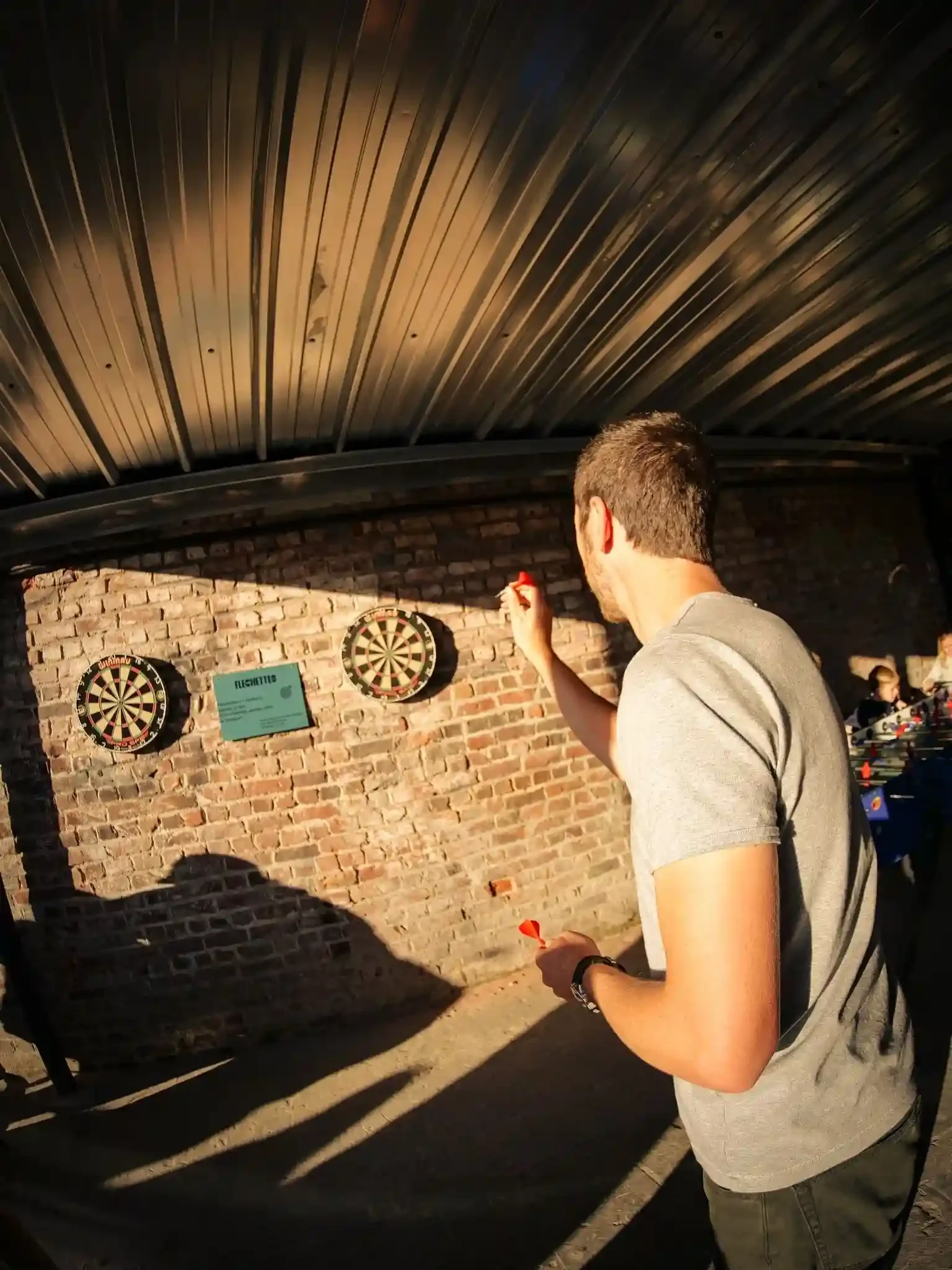 Un homme qui joue aux fléchettes à la Friche