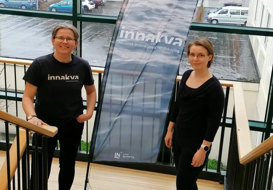 Første arbeidsdag: Lone Sunniva Jevne (til høyre) sammen med tidligere daglig leder i Innakva LAB, Liv Birkeland. 