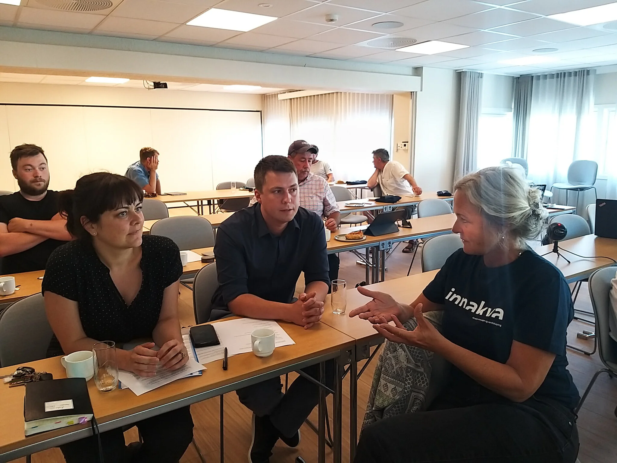 Møtested. Gode samtaler i pausen mellom Anne Lene Dale (til høyre) og Isaline Herrada og Jeff Schnell fra Cyanotope.