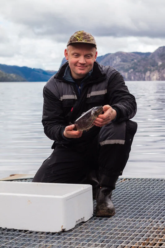 Teamwork.​ Oppdrettsanlegget ligger under gårdsdriften til Vidar Birkeland. Selv om det er Vidar&nbsp; Birkeland som står i det daglige, berømmer han kona Merethe som legger til rette for at han får&nbsp; holde på. – Det hadde ikke gått uten henne.&nbsp;&nbsp;