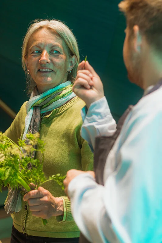 Grønnsaker som sparker.  Wenche Ellingsen i Penne økologiske hage lot kjøkkensjefen smake på ruccola, blant annet. – Du får ikke kjøpt den sånn i butikken, sier hun. – Den var det litt mer spark i, svarer Nicolai Ellitsgaard etter å ha knasket på d