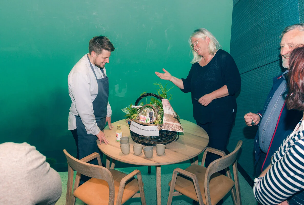 Økologisk drikke.  Hylleblomst-saften gikk hjem hos kjøkkensjefen, kunne Ragnhild Senum ved Kviljo økologiske gård slå fast. 