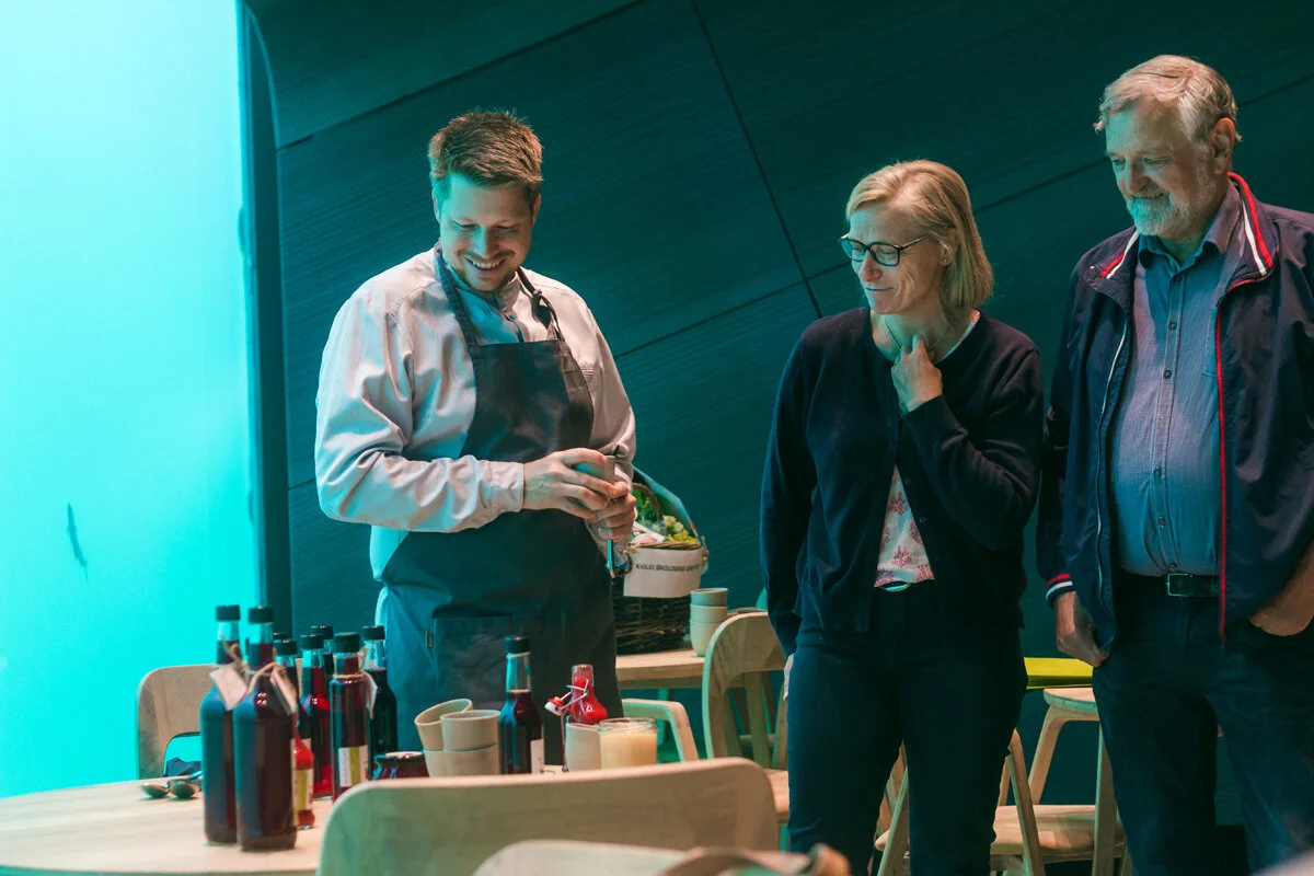 Ser på å utvide samarbeidet.  De samarbeider allerede godt fra før, Under og Vintlands Bringebær. Nå fikk Anne Vintland (i midten) vist frem enda mer av det de har å tilby. 