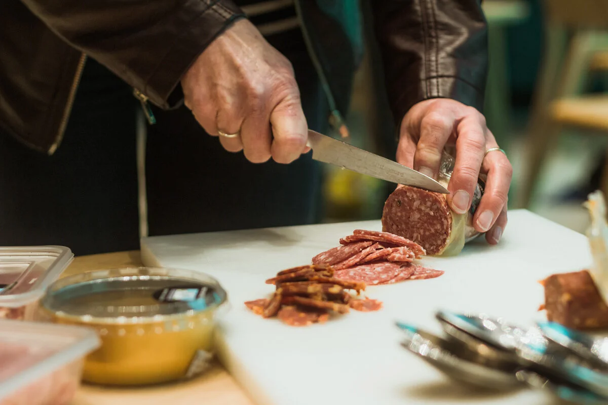 Kjøttforedling.  Den inngraverte kniven med «Ellitsgaard» ble brukt til å skjære både pølser, salami og paté fra Enli Vestheim ved Ruth  Elisabeth Mikalsen. 