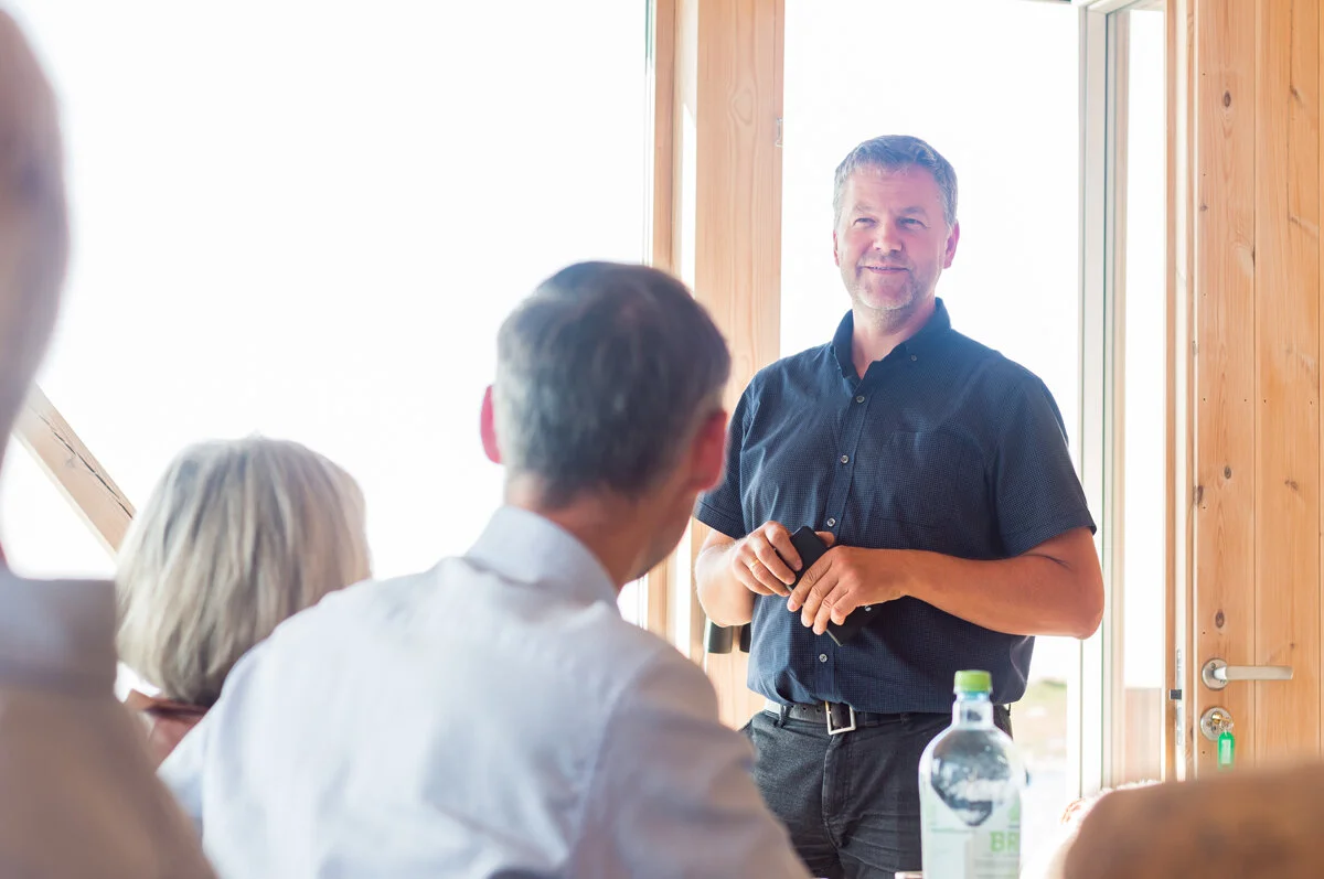 Trond Rafoss minnet bedriftene om at en deltakelse i klyngen byr på fordeler og muligheter, men at det også krever innsats fra den enkelte bedrift.