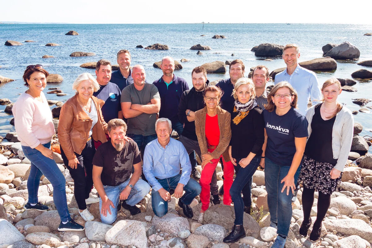 Deltakere, og bedriftene de representerte, ved oppstart av Innakva bedriftsklynge 30. august 2018, stående fra venstre Christiane Skage (Lister Nyskaping), Liv Hansen (Nor-Dan Composites), Åge Igland (Korshavn Havbruk), Andreas Lindhom (Fjord Service Flekkefjord), Trond Rafoss (Seaweed Production), Arnt Magnus Larsen (Stolt Sea Farm Norway), Snorre Egeland (Norsk oppdrettsvaksinering) Rita Schage (Innovasjon Norge), Steven Hrebik (Nautisk Handel), May Britt Hansen (Nor-Dan Marine), Jakob Jensen (IPC), Liv Birkeland (Lister Nyskaping), Anton Voskoboynikov (Norway Seaweed) og Nina Olsen (Stolt Sea Farm Norway). Fremme på kne: Inge Røsvik (Landbasert Akvakultur Norge) og Kjetil Frøyland (Ægir Havbruk). Foto: Erlend Haddeland, Media SørRask utvikling i blå næring