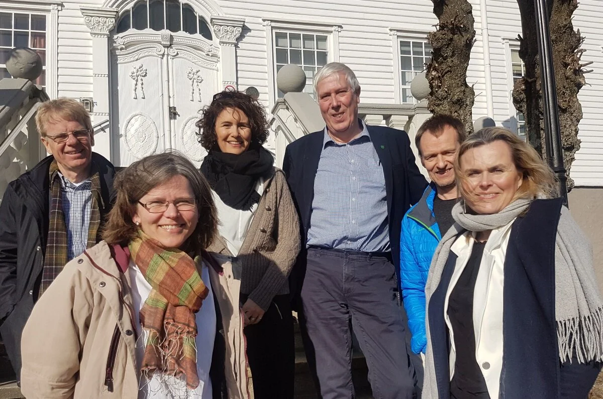 Lansering av Sørlandets kompetansefond sin støtte til prosjektet Innakva, 12. april 2018 på Husan i Farsund. Fra venstre: direktør i Sørlandets kompetansefond Peter Klemsdal, prosjektleder Liv Birkeland, daglig leder Christiane Skage, leder av Listerrådet Arnt Abrahamsen, leder for Marine Harvest i Flekkefjord Robin Scotland og prosjektkoordinator hos Sørlandets kompetansefond Cecilie Kroglund.