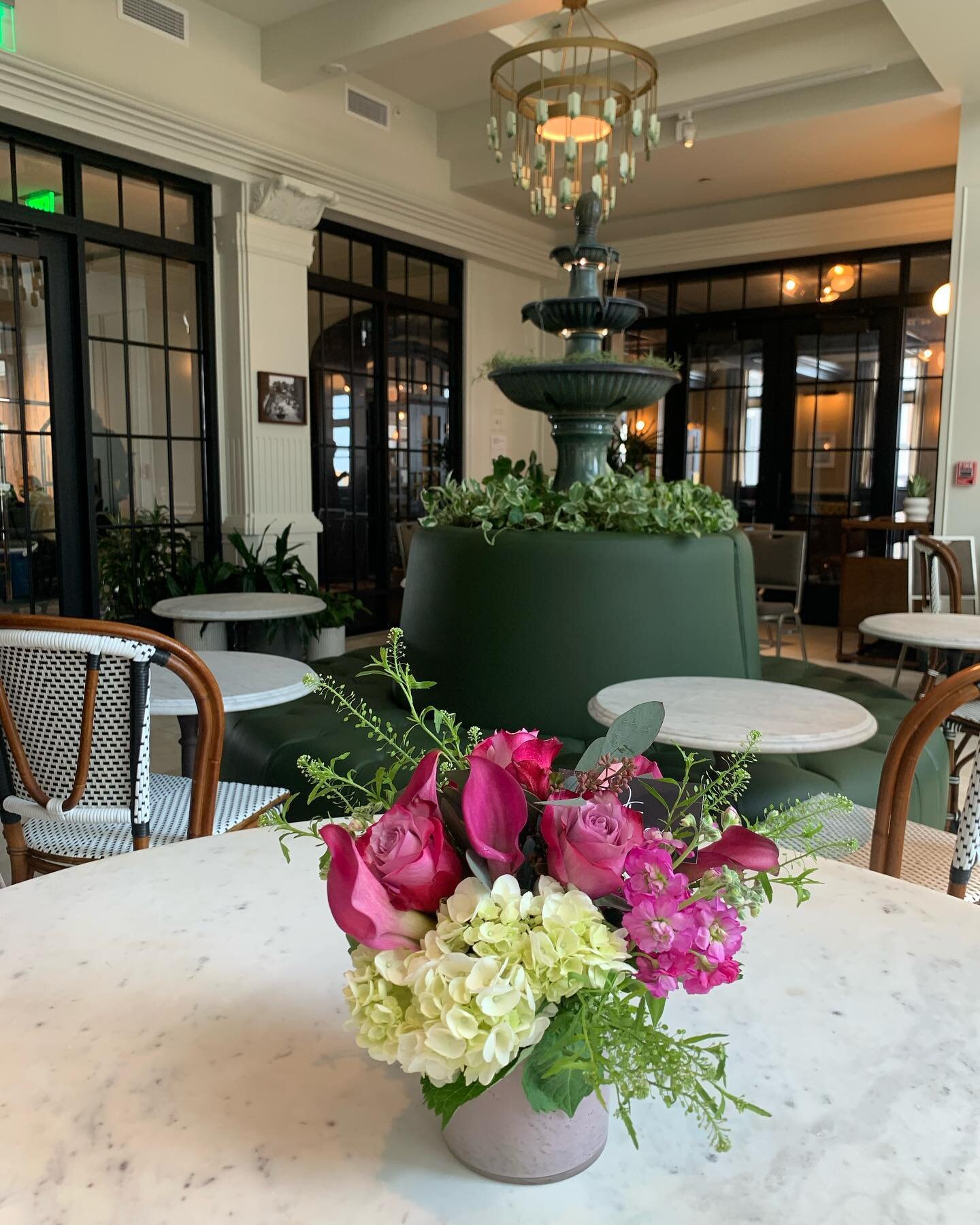 Hey there&hellip; 💜

#cottonwoodomaha #johnfoxdesign #flowers #omahaflowers #floraldesigner #floraldesign #designer #omahanebraska #nebraska #roses #hydrangea #iloveflowers #flowerstagram #omahalocal #shoplocalomaha #omahaweddings #omahaevents